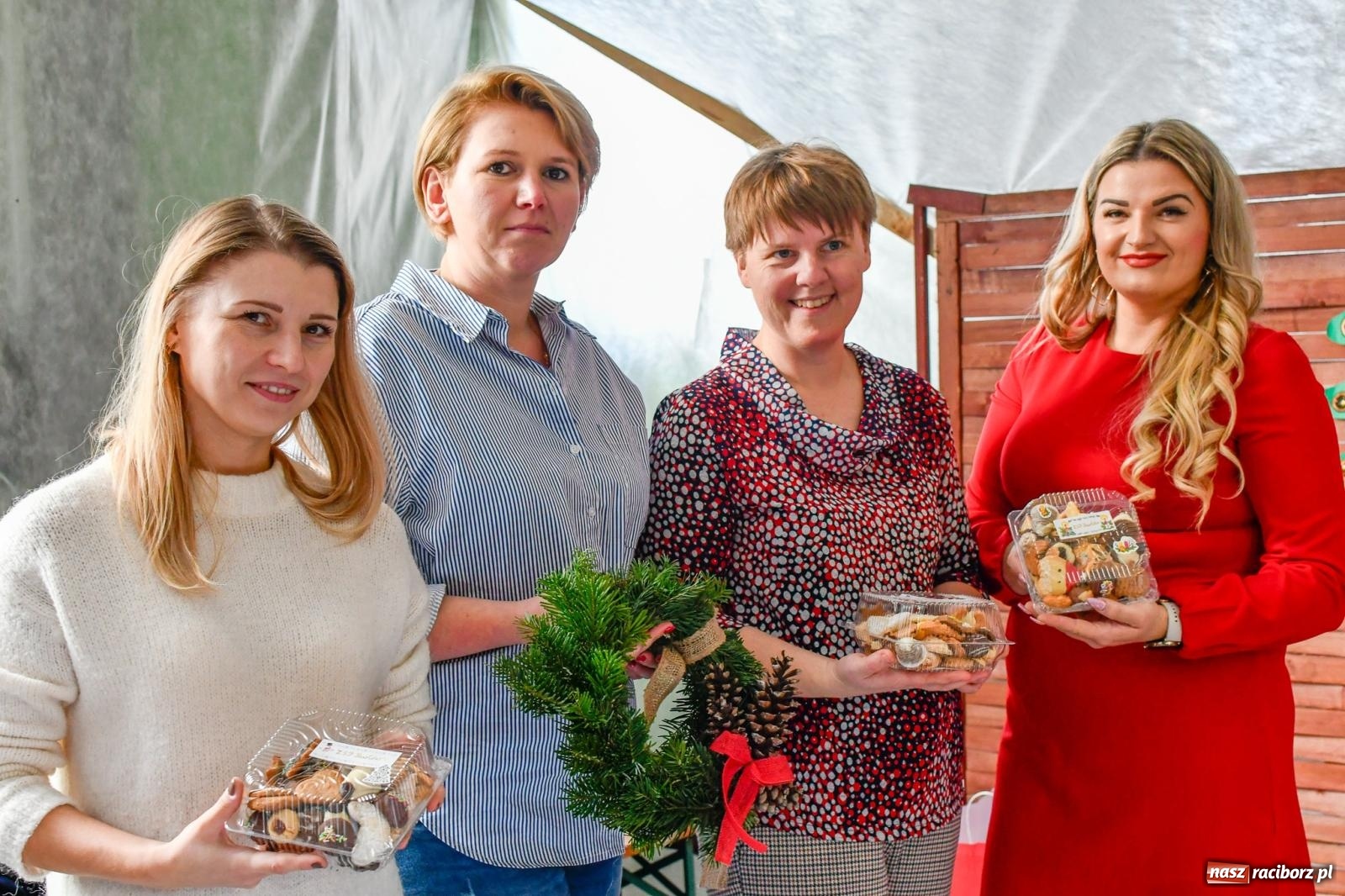 Zdjęcie w galerii na portalu naszraciborz.pl: Tańce, śpiewy i smakołyki. Pietrowicki kiermasz bożonarodzeniowy [FOTO i WIDEO] wiadomości z regionu
