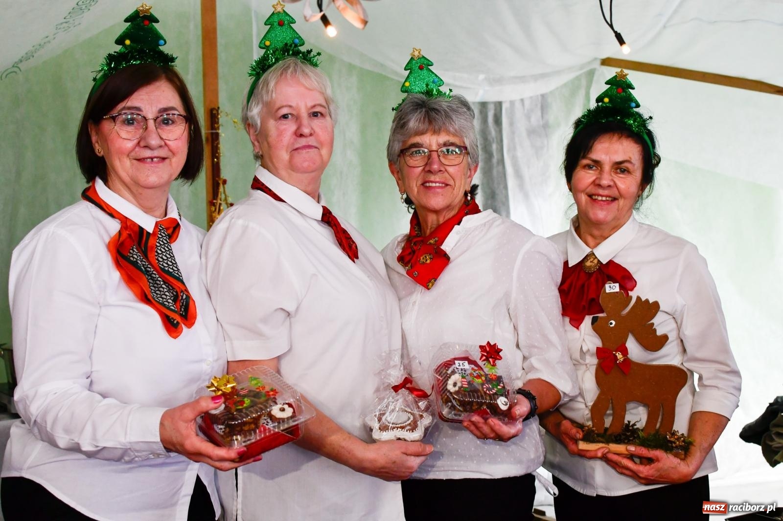Zdjęcie w galerii na portalu naszraciborz.pl: Tańce, śpiewy i smakołyki. Pietrowicki kiermasz bożonarodzeniowy [FOTO i WIDEO] wiadomości z regionu