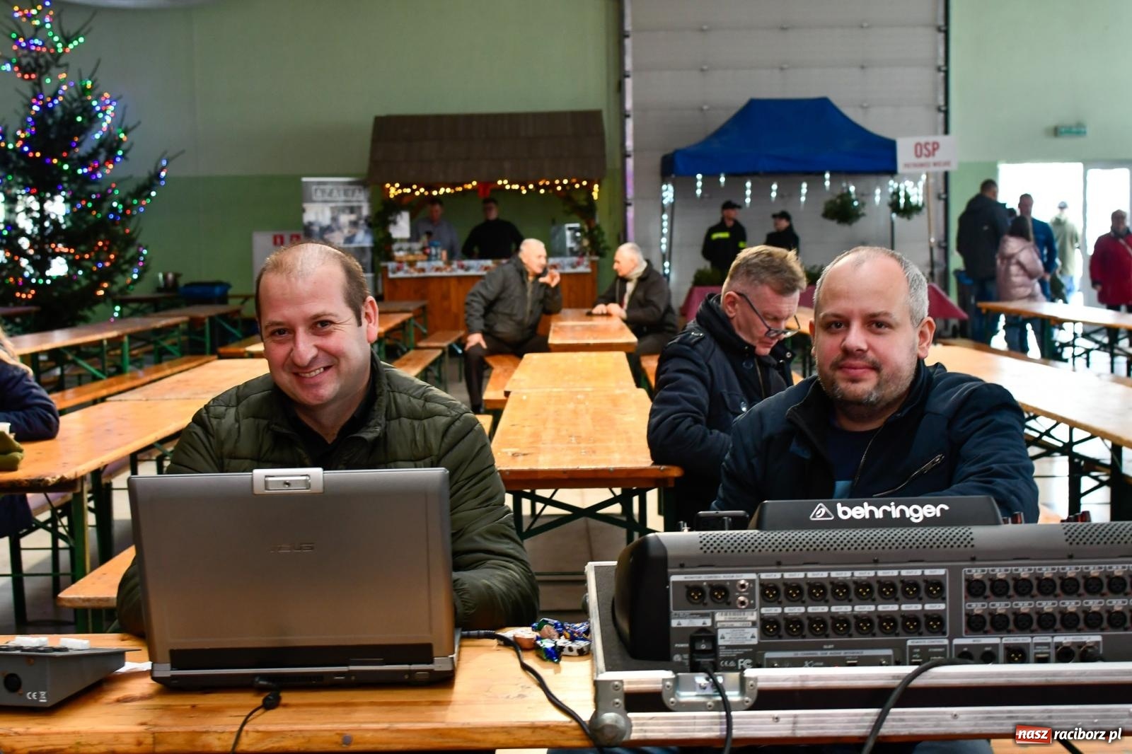 Zdjęcie w galerii na portalu naszraciborz.pl: Tańce, śpiewy i smakołyki. Pietrowicki kiermasz bożonarodzeniowy [FOTO i WIDEO] wiadomości z regionu
