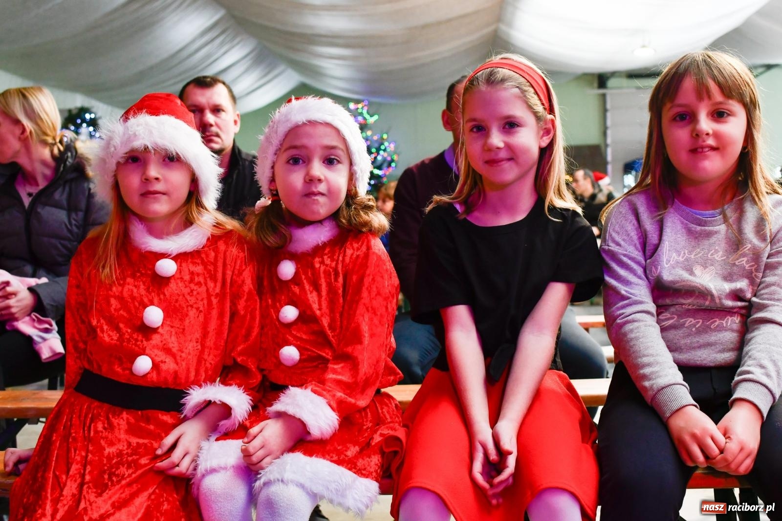 Zdjęcie w galerii na portalu naszraciborz.pl: Tańce, śpiewy i smakołyki. Pietrowicki kiermasz bożonarodzeniowy [FOTO i WIDEO] wiadomości z regionu