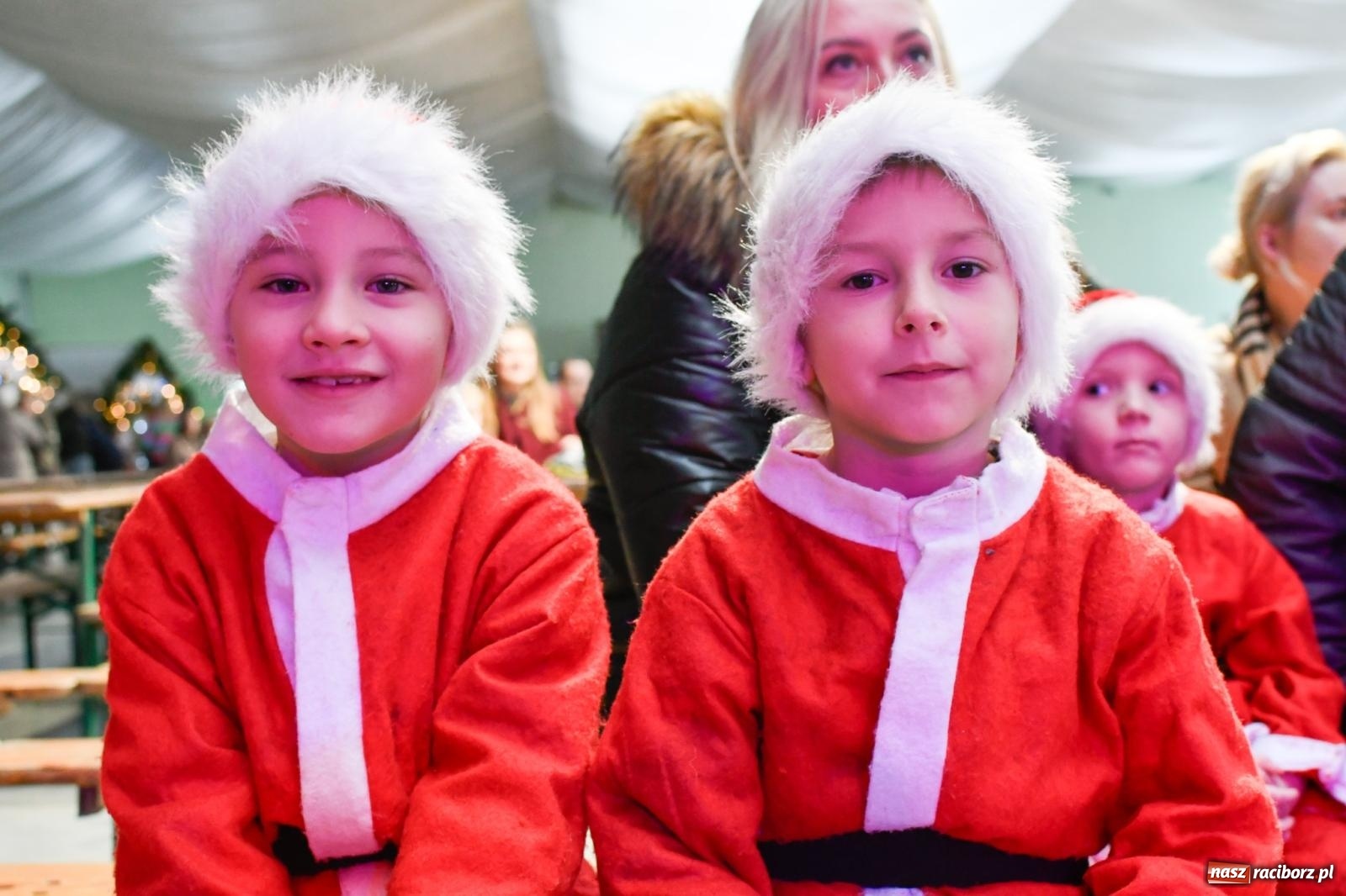 Zdjęcie w galerii na portalu naszraciborz.pl: Tańce, śpiewy i smakołyki. Pietrowicki kiermasz bożonarodzeniowy [FOTO i WIDEO] wiadomości z regionu