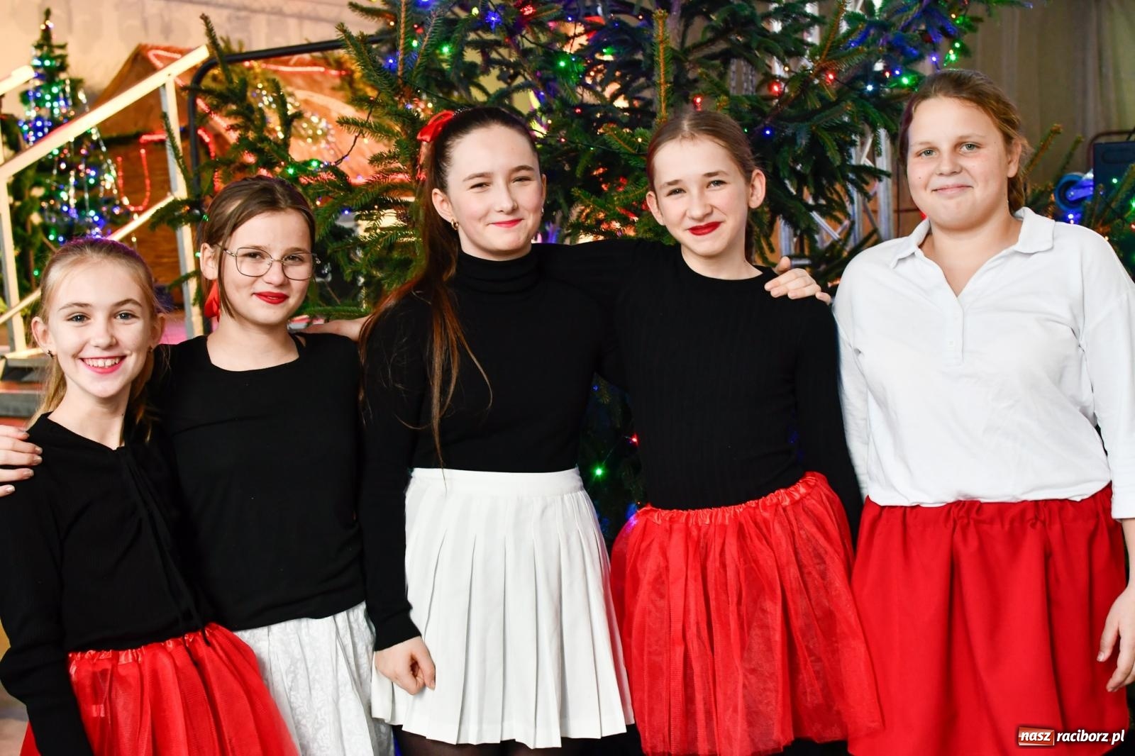 Zdjęcie w galerii na portalu naszraciborz.pl: Tańce, śpiewy i smakołyki. Pietrowicki kiermasz bożonarodzeniowy [FOTO i WIDEO] wiadomości z regionu