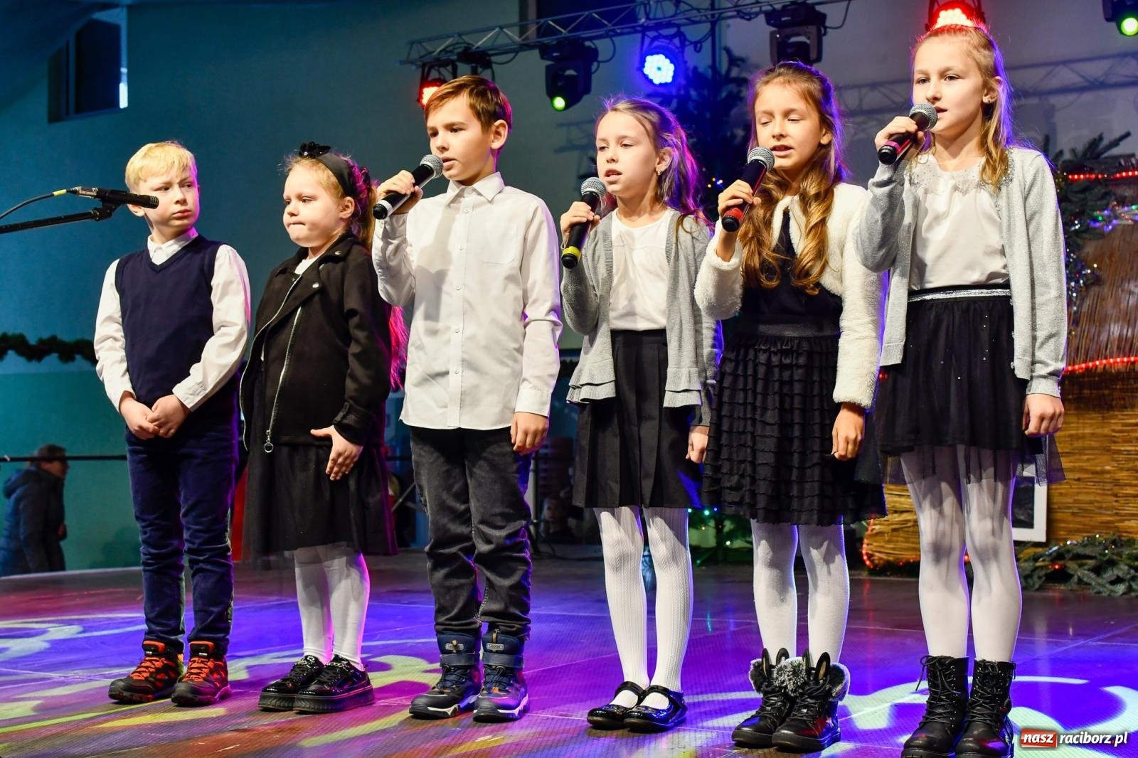 Zdjęcie w galerii na portalu naszraciborz.pl: Tańce, śpiewy i smakołyki. Pietrowicki kiermasz bożonarodzeniowy [FOTO i WIDEO] wiadomości z regionu