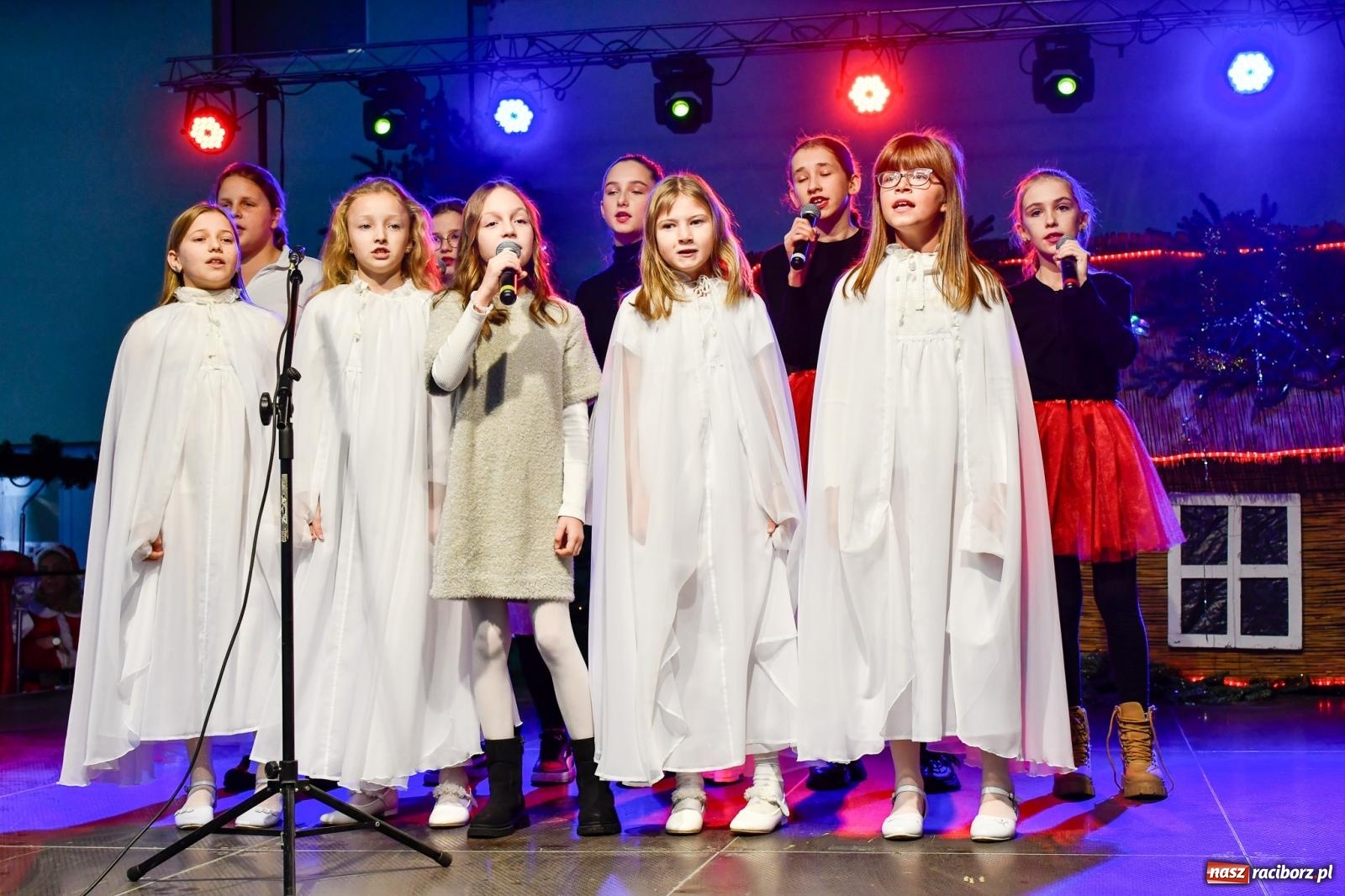 Zdjęcie w galerii na portalu naszraciborz.pl: Tańce, śpiewy i smakołyki. Pietrowicki kiermasz bożonarodzeniowy [FOTO i WIDEO] wiadomości z regionu
