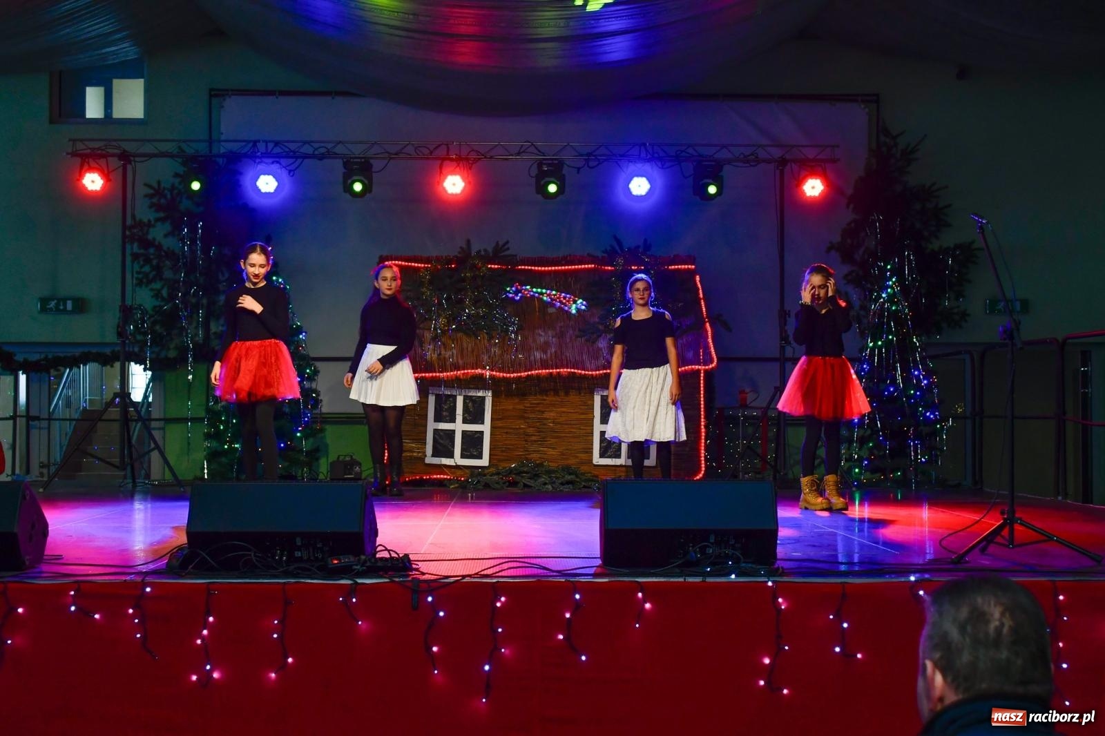 Zdjęcie w galerii na portalu naszraciborz.pl: Tańce, śpiewy i smakołyki. Pietrowicki kiermasz bożonarodzeniowy [FOTO i WIDEO] wiadomości z regionu