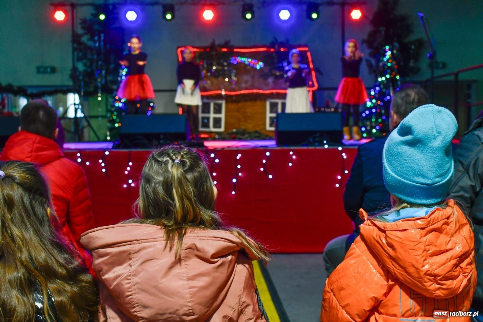 Zdjęcie w galerii na portalu naszraciborz.pl: Tańce, śpiewy i smakołyki. Pietrowicki kiermasz bożonarodzeniowy [FOTO i WIDEO] wiadomości z regionu