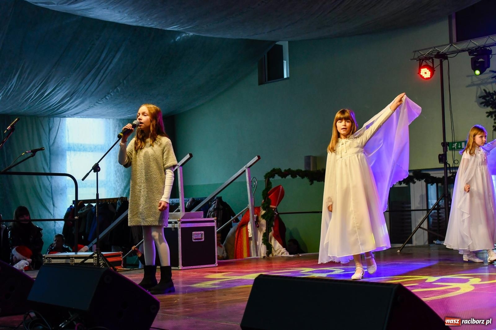 Zdjęcie w galerii na portalu naszraciborz.pl: Tańce, śpiewy i smakołyki. Pietrowicki kiermasz bożonarodzeniowy [FOTO i WIDEO] wiadomości z regionu