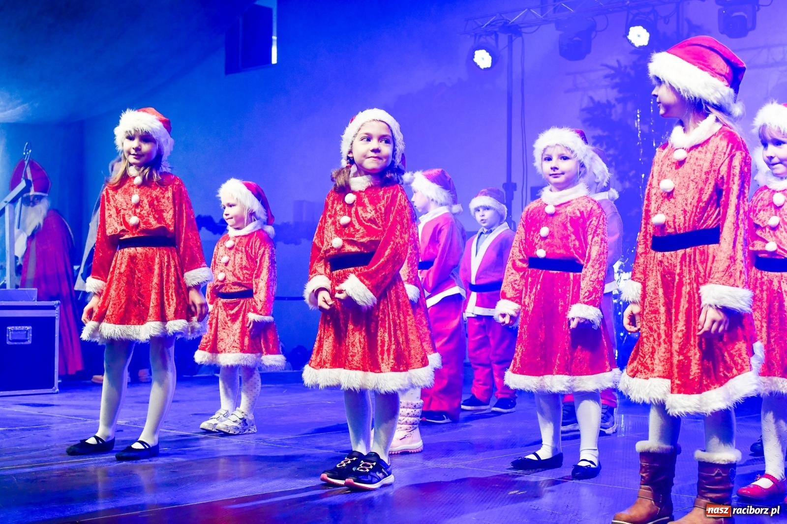 Zdjęcie w galerii na portalu naszraciborz.pl: Tańce, śpiewy i smakołyki. Pietrowicki kiermasz bożonarodzeniowy [FOTO i WIDEO] wiadomości z regionu
