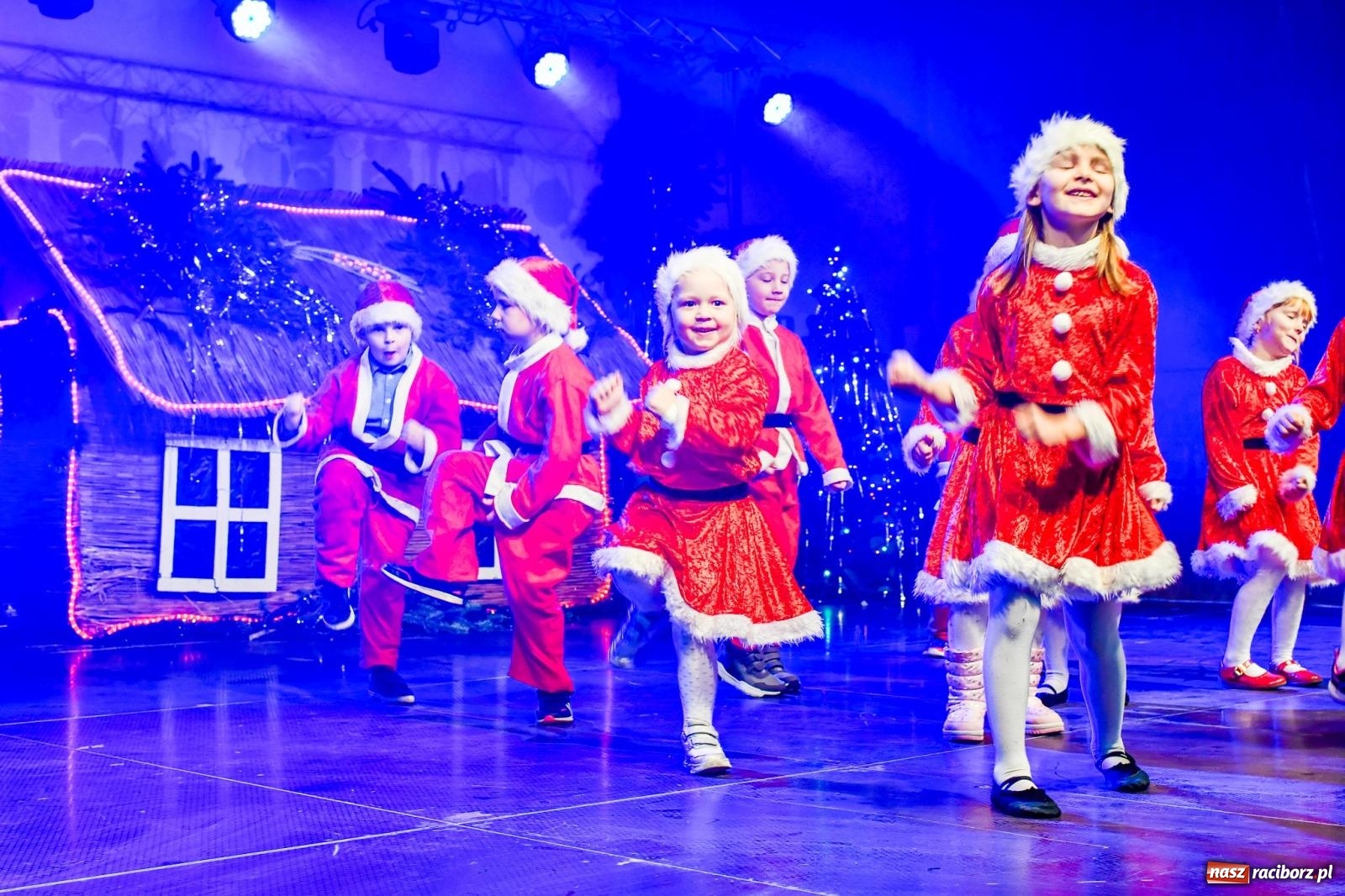 Zdjęcie w galerii na portalu naszraciborz.pl: Tańce, śpiewy i smakołyki. Pietrowicki kiermasz bożonarodzeniowy [FOTO i WIDEO] wiadomości z regionu