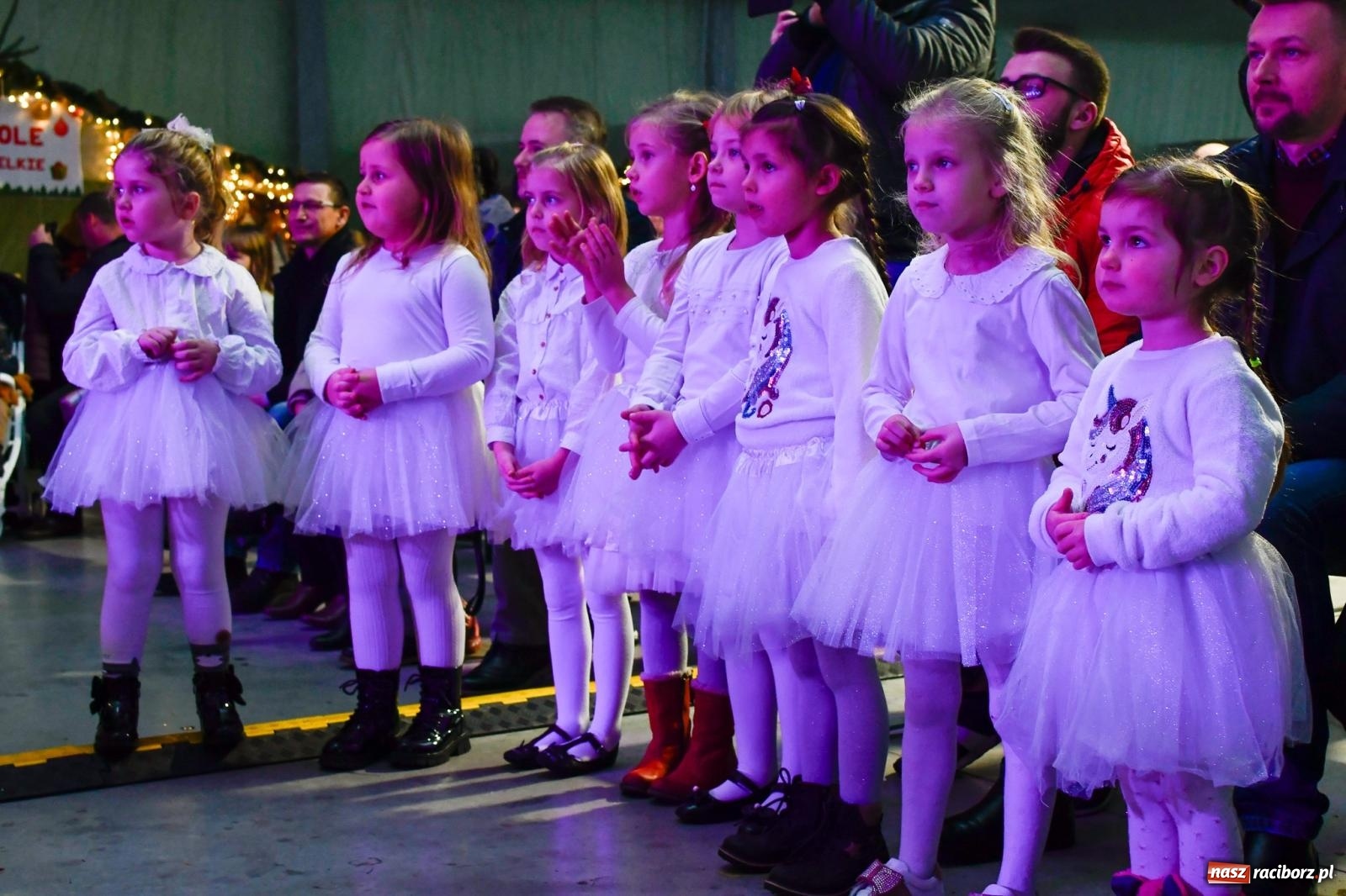Zdjęcie w galerii na portalu naszraciborz.pl: Tańce, śpiewy i smakołyki. Pietrowicki kiermasz bożonarodzeniowy [FOTO i WIDEO] wiadomości z regionu