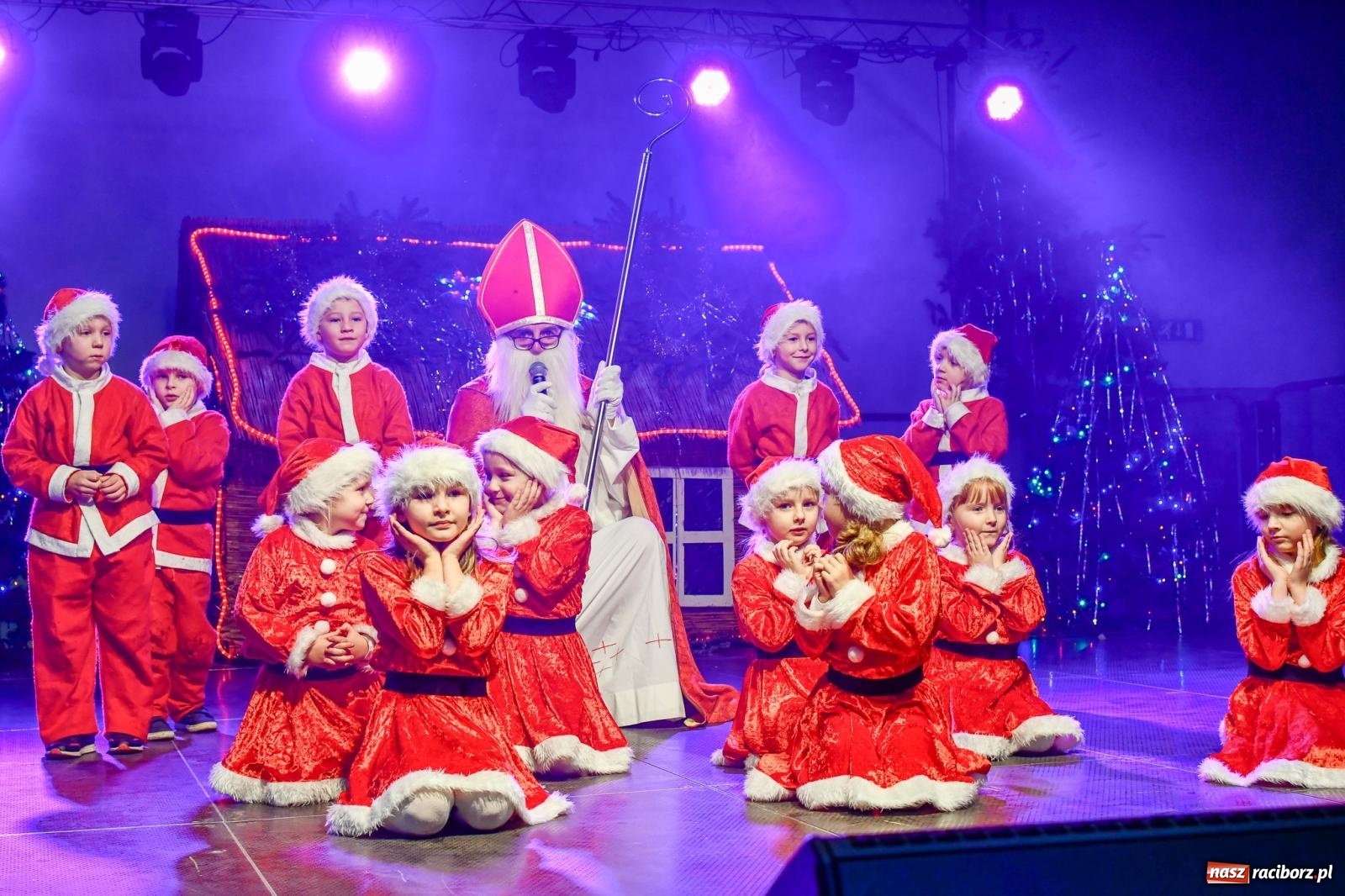 Zdjęcie w galerii na portalu naszraciborz.pl: Tańce, śpiewy i smakołyki. Pietrowicki kiermasz bożonarodzeniowy [FOTO i WIDEO] wiadomości z regionu