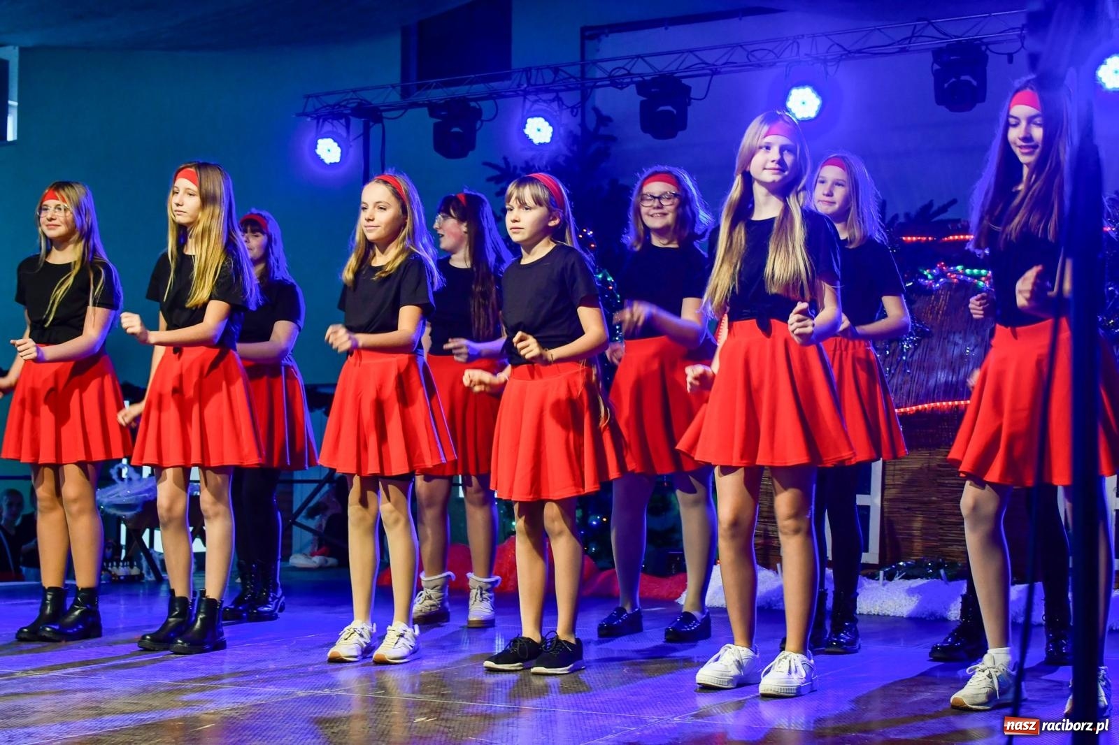 Zdjęcie w galerii na portalu naszraciborz.pl: Tańce, śpiewy i smakołyki. Pietrowicki kiermasz bożonarodzeniowy [FOTO i WIDEO] wiadomości z regionu