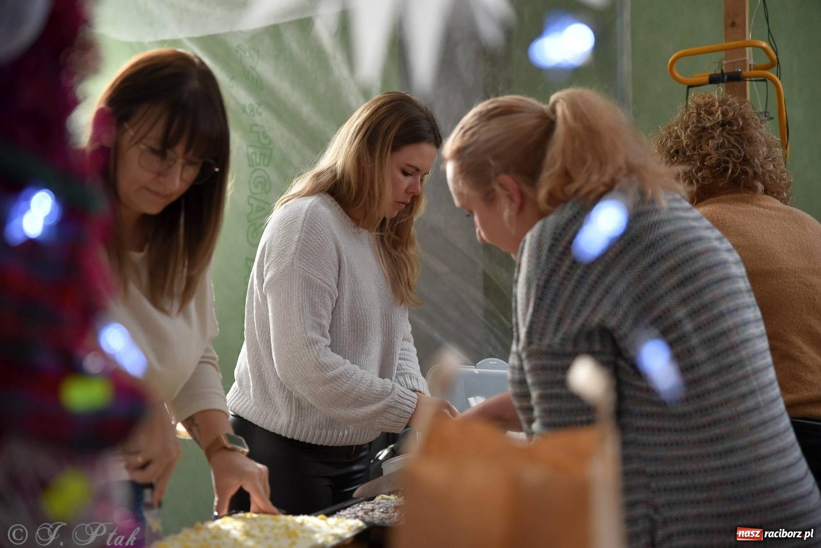 Zdjęcie w galerii na portalu naszraciborz.pl: Tańce, śpiewy i smakołyki. Pietrowicki kiermasz bożonarodzeniowy [FOTO i WIDEO] wiadomości z regionu