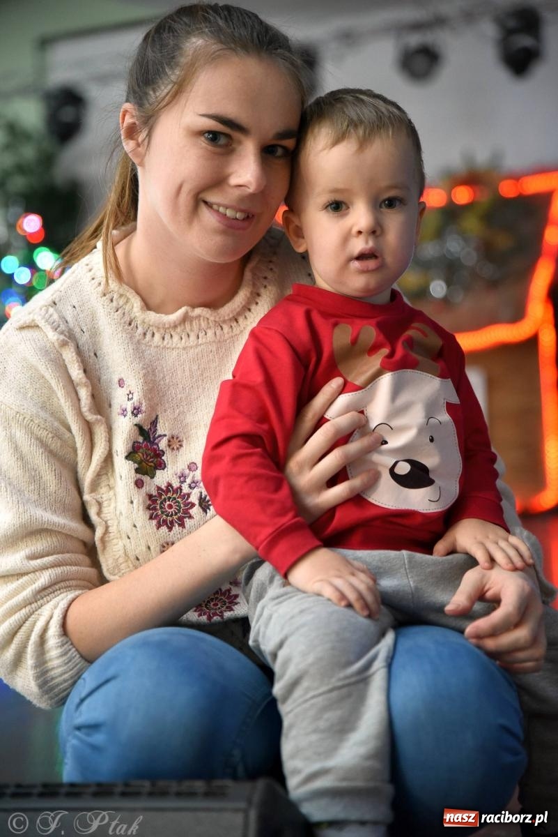 Zdjęcie w galerii na portalu naszraciborz.pl: Tańce, śpiewy i smakołyki. Pietrowicki kiermasz bożonarodzeniowy [FOTO i WIDEO] wiadomości z regionu