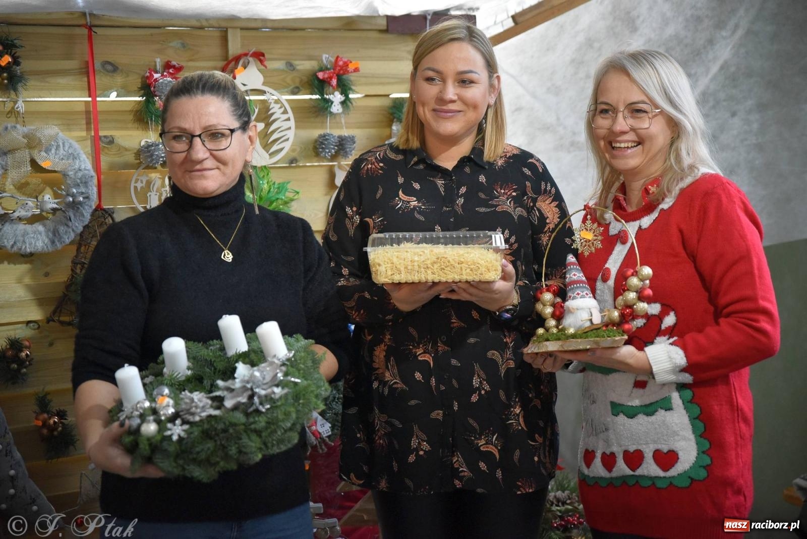 Zdjęcie w galerii na portalu naszraciborz.pl: Tańce, śpiewy i smakołyki. Pietrowicki kiermasz bożonarodzeniowy [FOTO i WIDEO] wiadomości z regionu