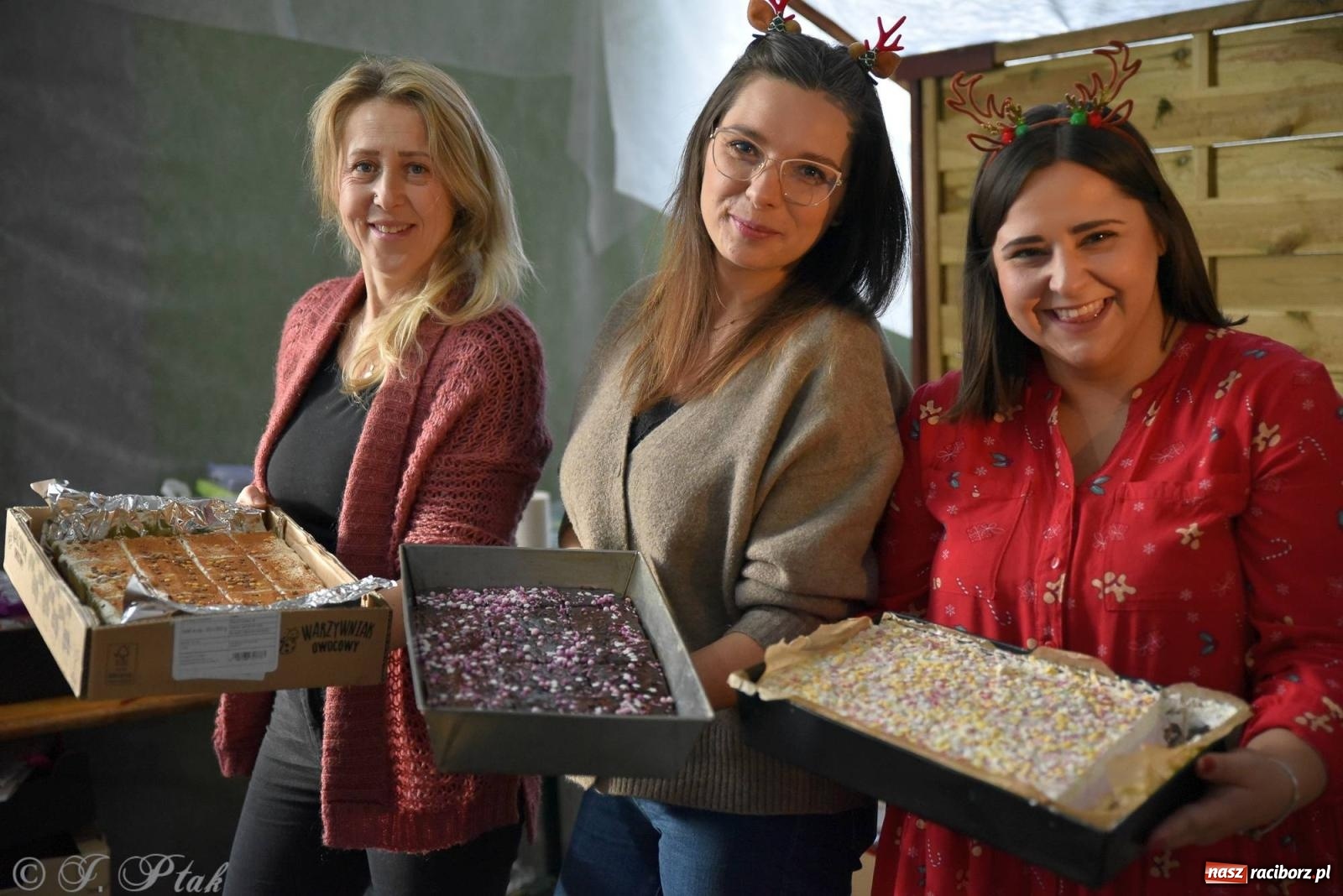 Zdjęcie w galerii na portalu naszraciborz.pl: Tańce, śpiewy i smakołyki. Pietrowicki kiermasz bożonarodzeniowy [FOTO i WIDEO] wiadomości z regionu