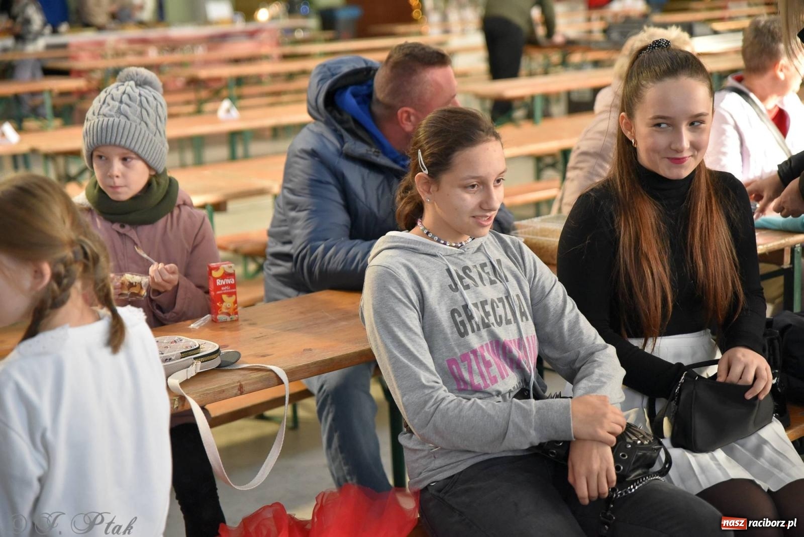 Zdjęcie w galerii na portalu naszraciborz.pl: Tańce, śpiewy i smakołyki. Pietrowicki kiermasz bożonarodzeniowy [FOTO i WIDEO] wiadomości z regionu