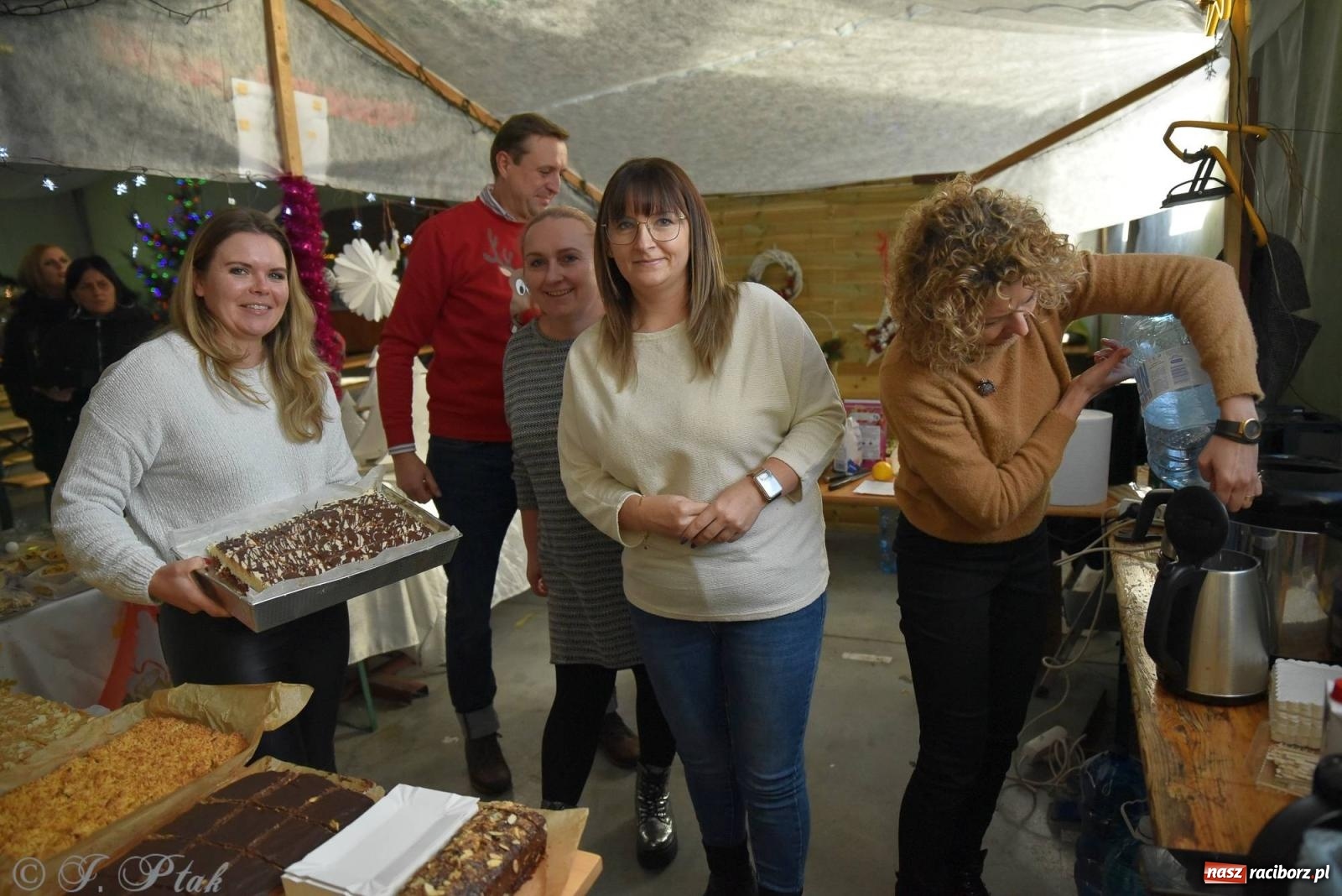 Zdjęcie w galerii na portalu naszraciborz.pl: Tańce, śpiewy i smakołyki. Pietrowicki kiermasz bożonarodzeniowy [FOTO i WIDEO] wiadomości z regionu