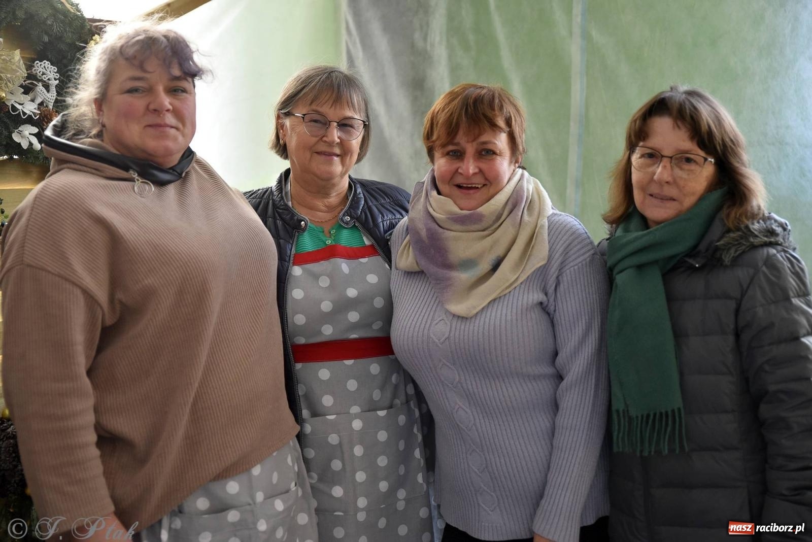 Zdjęcie w galerii na portalu naszraciborz.pl: Tańce, śpiewy i smakołyki. Pietrowicki kiermasz bożonarodzeniowy [FOTO i WIDEO] wiadomości z regionu
