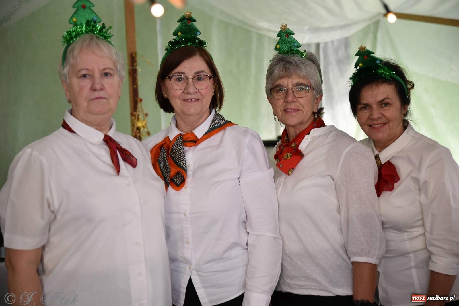 Zdjęcie w galerii na portalu naszraciborz.pl: Tańce, śpiewy i smakołyki. Pietrowicki kiermasz bożonarodzeniowy [FOTO i WIDEO] wiadomości z regionu
