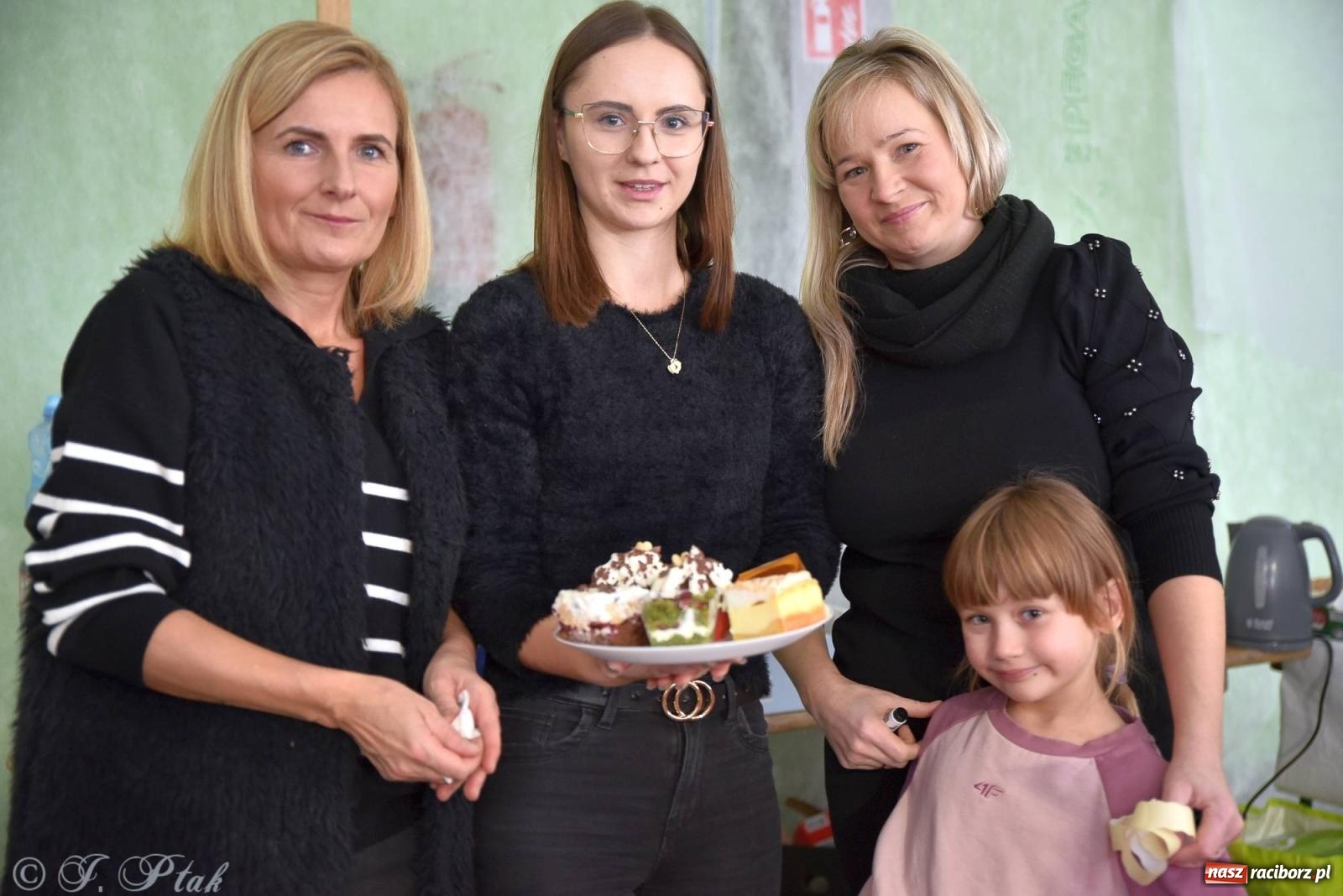 Zdjęcie w galerii na portalu naszraciborz.pl: Tańce, śpiewy i smakołyki. Pietrowicki kiermasz bożonarodzeniowy [FOTO i WIDEO] wiadomości z regionu