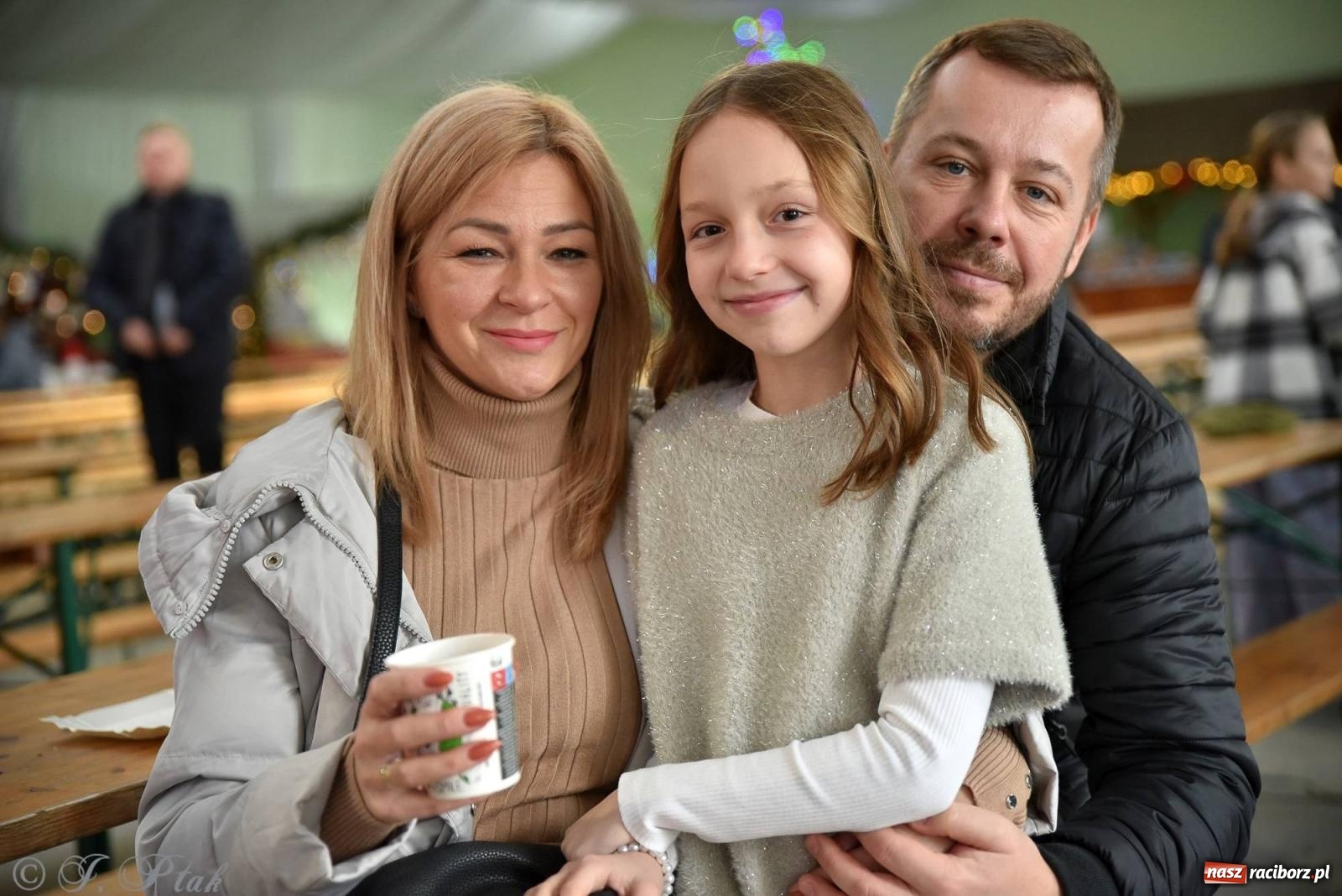 Zdjęcie w galerii na portalu naszraciborz.pl: Tańce, śpiewy i smakołyki. Pietrowicki kiermasz bożonarodzeniowy [FOTO i WIDEO] wiadomości z regionu