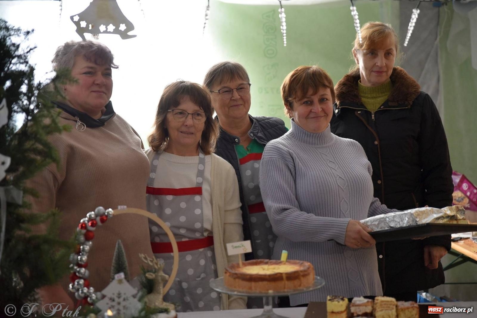 Zdjęcie w galerii na portalu naszraciborz.pl: Tańce, śpiewy i smakołyki. Pietrowicki kiermasz bożonarodzeniowy [FOTO i WIDEO] wiadomości z regionu