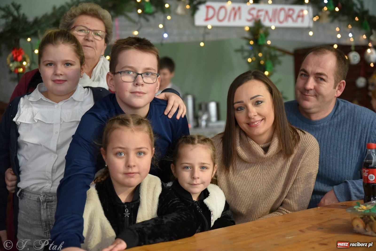 Zdjęcie w galerii na portalu naszraciborz.pl: Tańce, śpiewy i smakołyki. Pietrowicki kiermasz bożonarodzeniowy [FOTO i WIDEO] wiadomości z regionu