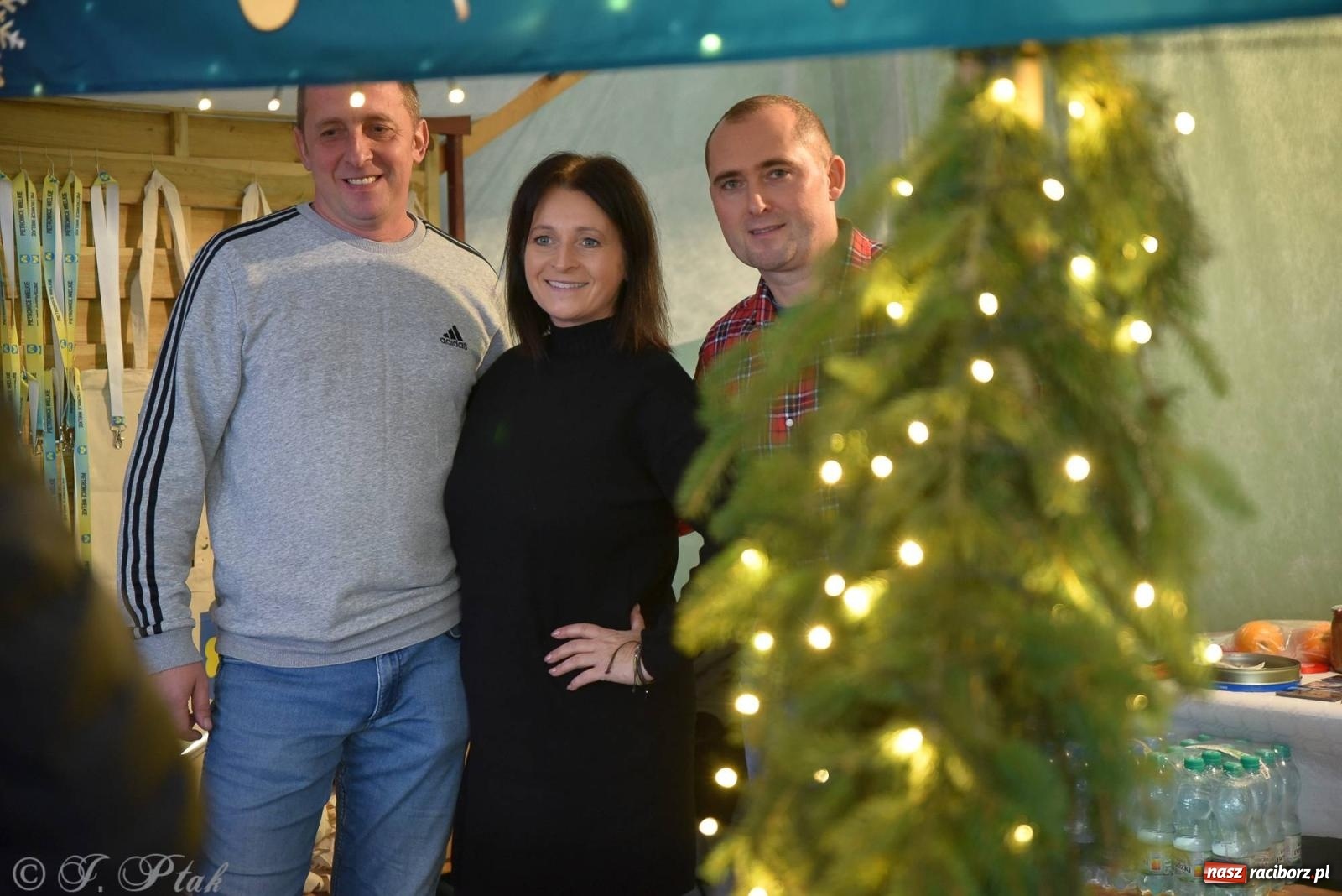 Zdjęcie w galerii na portalu naszraciborz.pl: Tańce, śpiewy i smakołyki. Pietrowicki kiermasz bożonarodzeniowy [FOTO i WIDEO] wiadomości z regionu