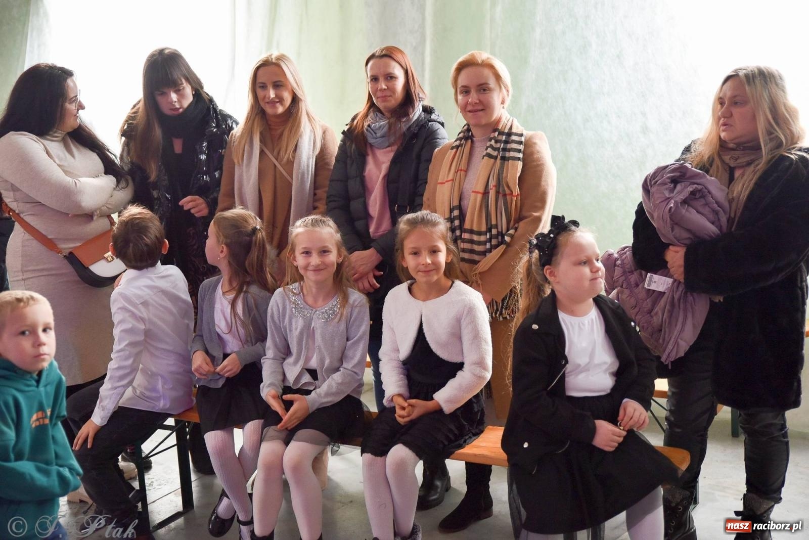 Zdjęcie w galerii na portalu naszraciborz.pl: Tańce, śpiewy i smakołyki. Pietrowicki kiermasz bożonarodzeniowy [FOTO i WIDEO] wiadomości z regionu