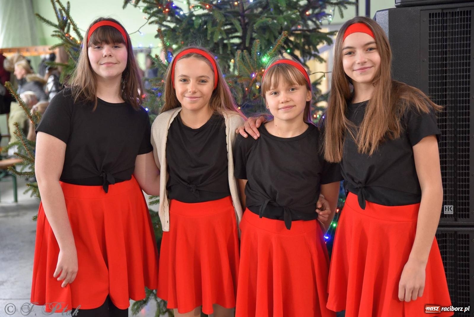 Zdjęcie w galerii na portalu naszraciborz.pl: Tańce, śpiewy i smakołyki. Pietrowicki kiermasz bożonarodzeniowy [FOTO i WIDEO] wiadomości z regionu