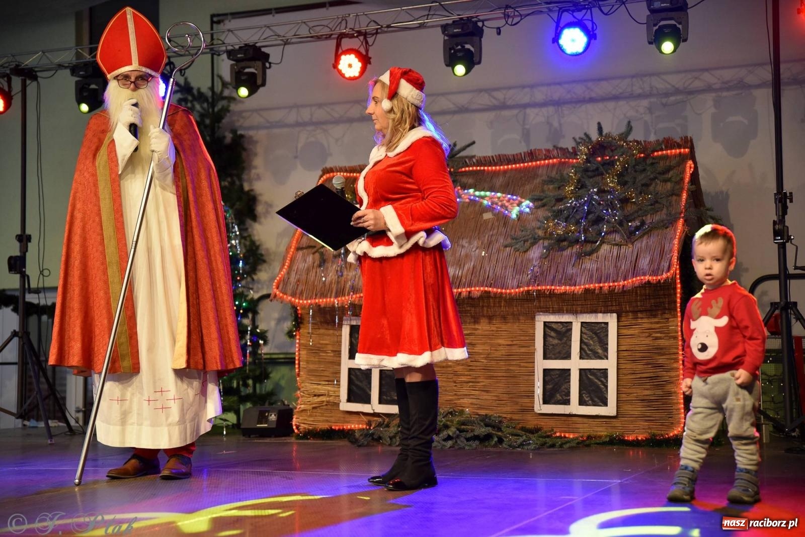 Zdjęcie w galerii na portalu naszraciborz.pl: Tańce, śpiewy i smakołyki. Pietrowicki kiermasz bożonarodzeniowy [FOTO i WIDEO] wiadomości z regionu