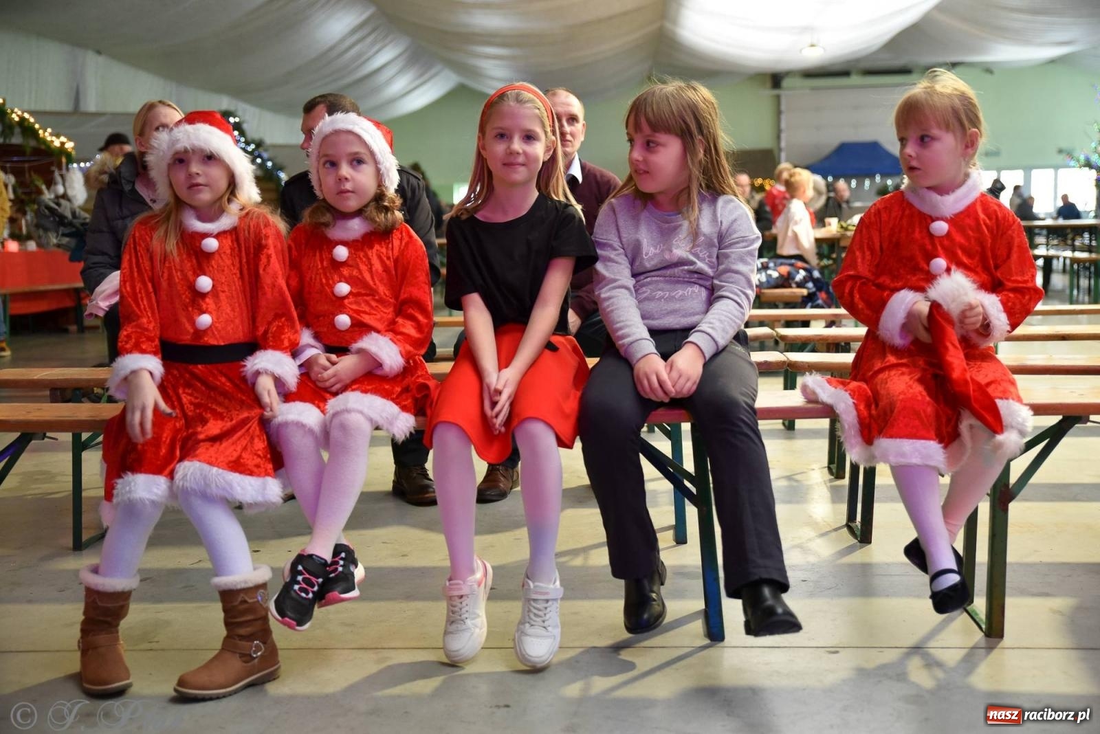 Zdjęcie w galerii na portalu naszraciborz.pl: Tańce, śpiewy i smakołyki. Pietrowicki kiermasz bożonarodzeniowy [FOTO i WIDEO] wiadomości z regionu