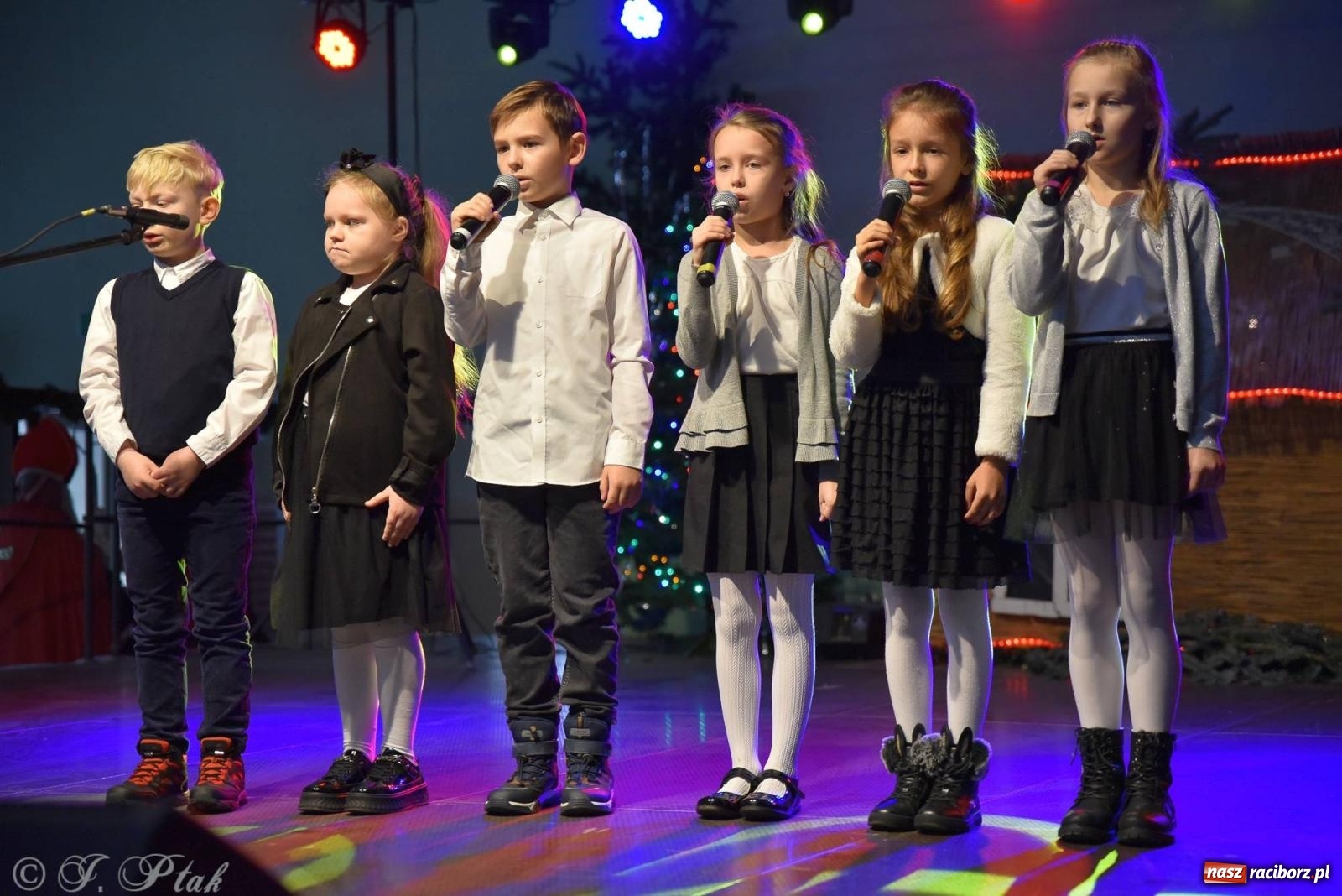 Zdjęcie w galerii na portalu naszraciborz.pl: Tańce, śpiewy i smakołyki. Pietrowicki kiermasz bożonarodzeniowy [FOTO i WIDEO] wiadomości z regionu