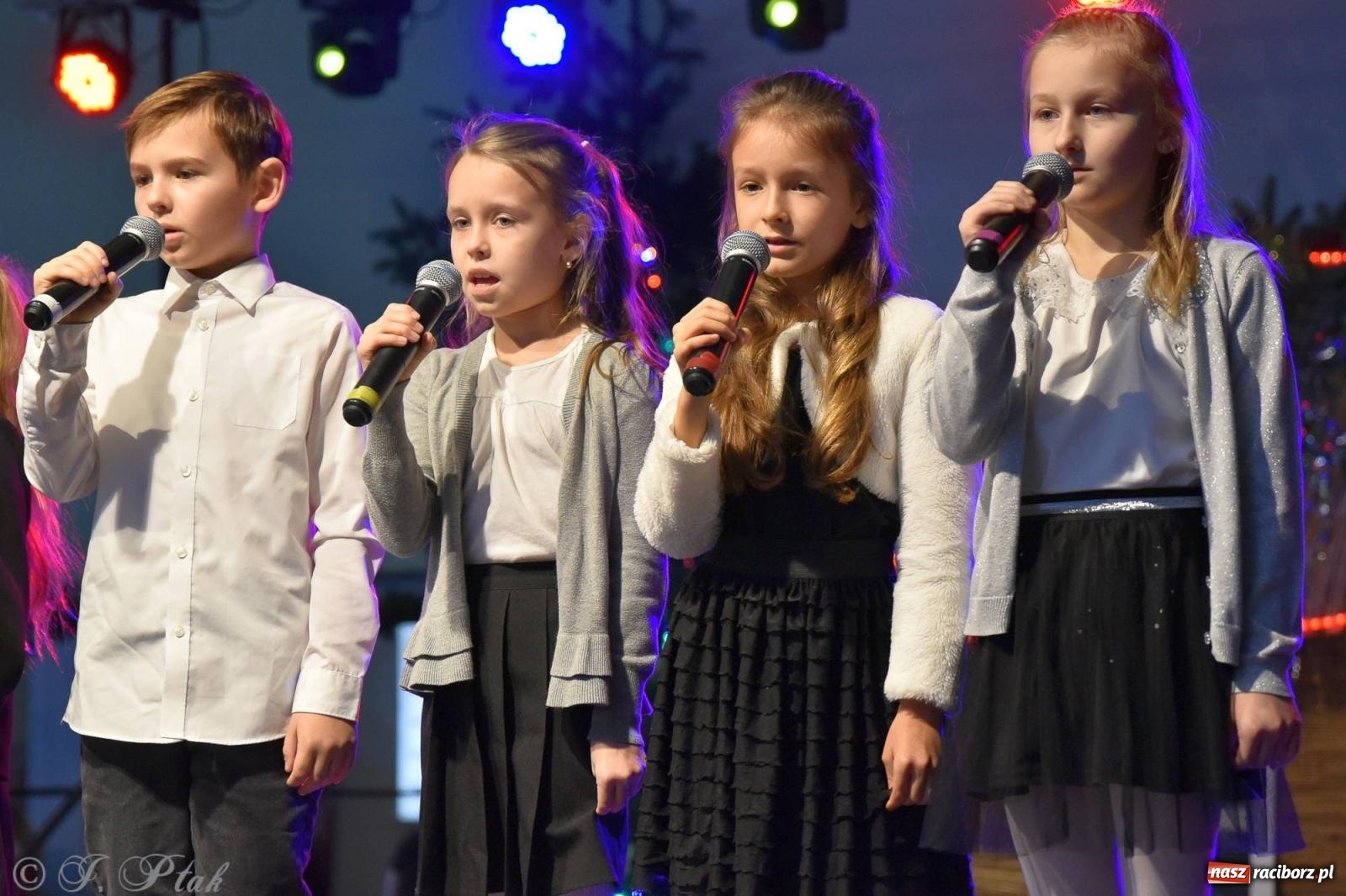 Zdjęcie w galerii na portalu naszraciborz.pl: Tańce, śpiewy i smakołyki. Pietrowicki kiermasz bożonarodzeniowy [FOTO i WIDEO] wiadomości z regionu