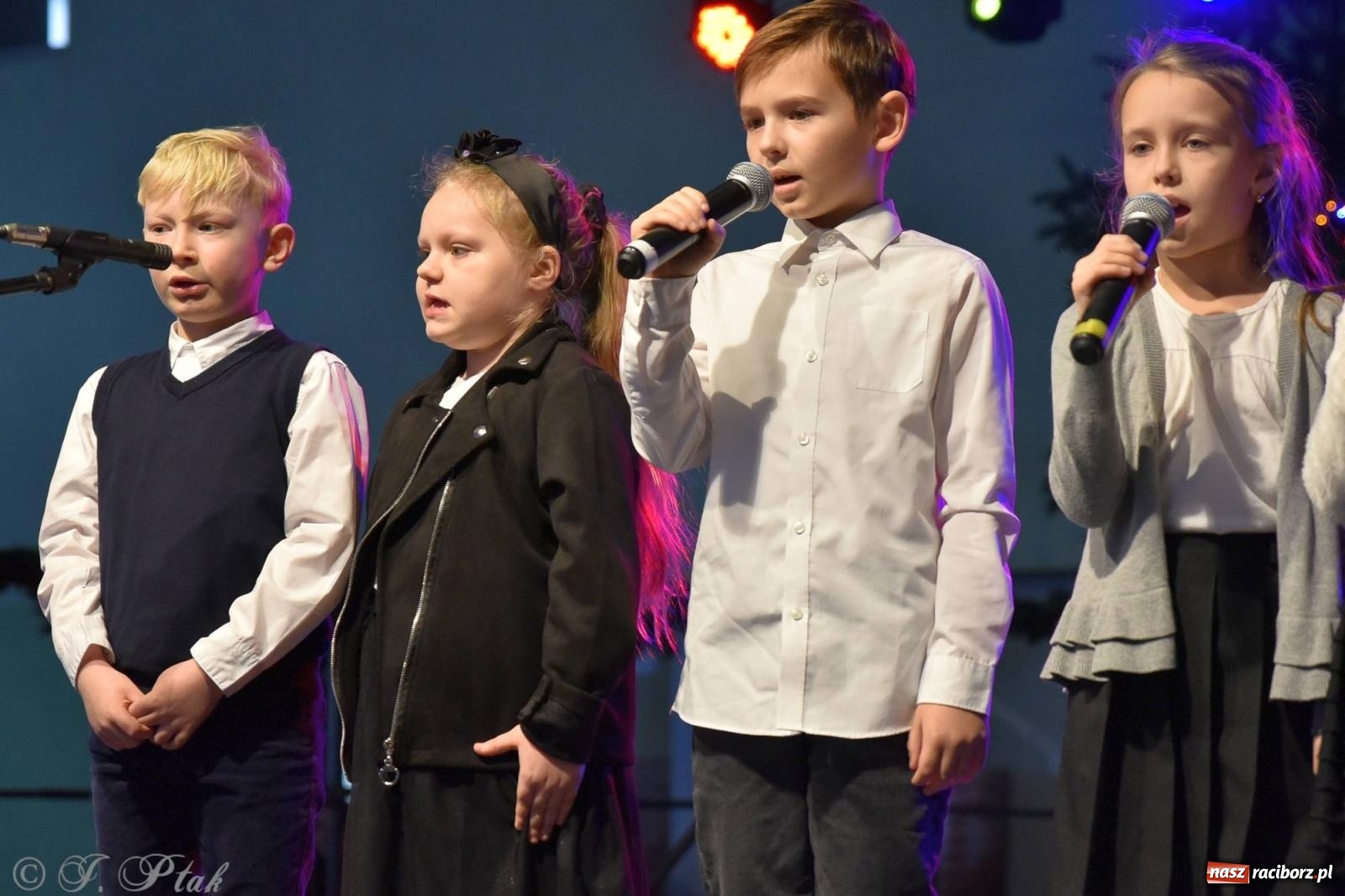 Zdjęcie w galerii na portalu naszraciborz.pl: Tańce, śpiewy i smakołyki. Pietrowicki kiermasz bożonarodzeniowy [FOTO i WIDEO] wiadomości z regionu