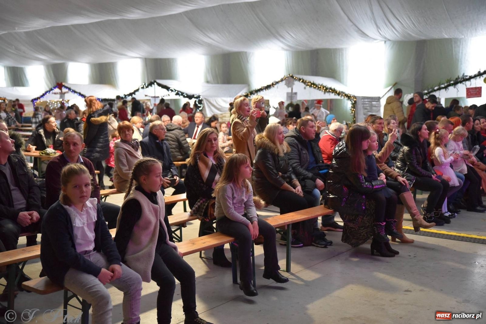 Zdjęcie w galerii na portalu naszraciborz.pl: Tańce, śpiewy i smakołyki. Pietrowicki kiermasz bożonarodzeniowy [FOTO i WIDEO] wiadomości z regionu