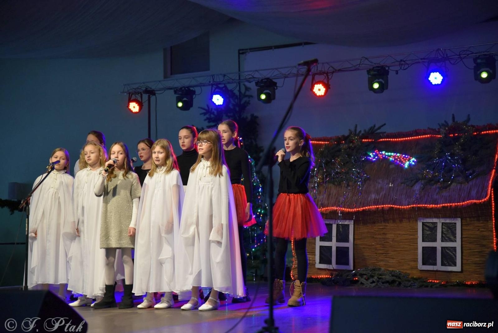 Zdjęcie w galerii na portalu naszraciborz.pl: Tańce, śpiewy i smakołyki. Pietrowicki kiermasz bożonarodzeniowy [FOTO i WIDEO] wiadomości z regionu