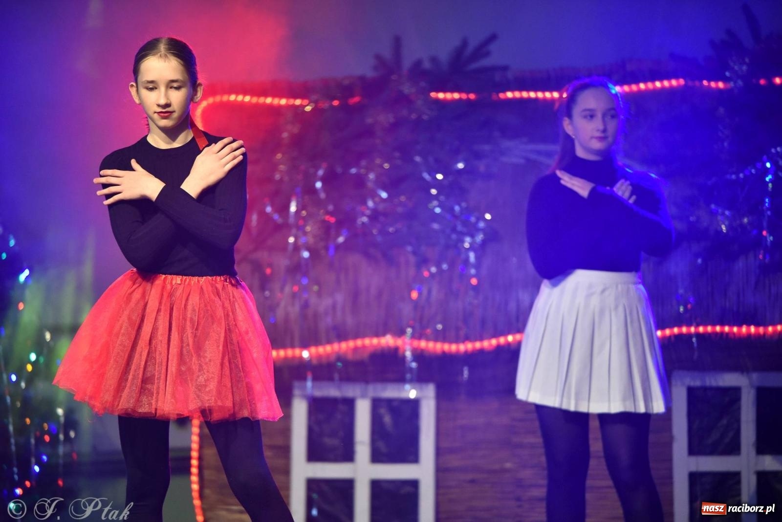 Zdjęcie w galerii na portalu naszraciborz.pl: Tańce, śpiewy i smakołyki. Pietrowicki kiermasz bożonarodzeniowy [FOTO i WIDEO] wiadomości z regionu