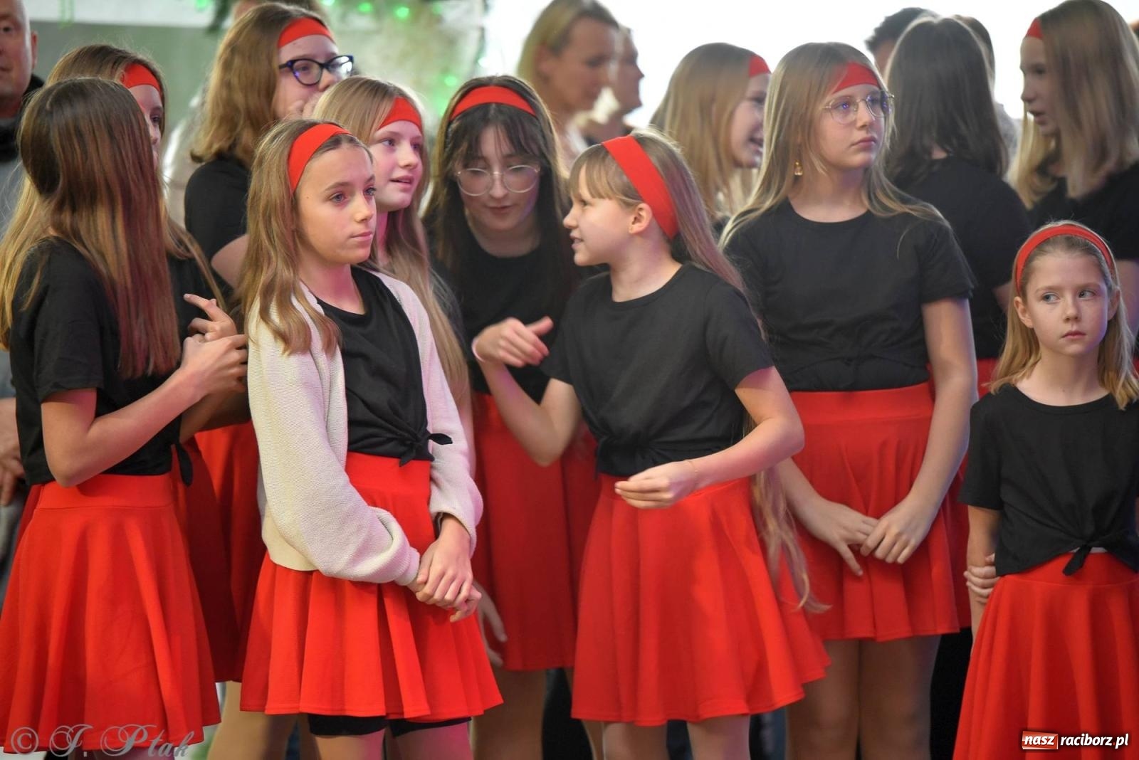 Zdjęcie w galerii na portalu naszraciborz.pl: Tańce, śpiewy i smakołyki. Pietrowicki kiermasz bożonarodzeniowy [FOTO i WIDEO] wiadomości z regionu