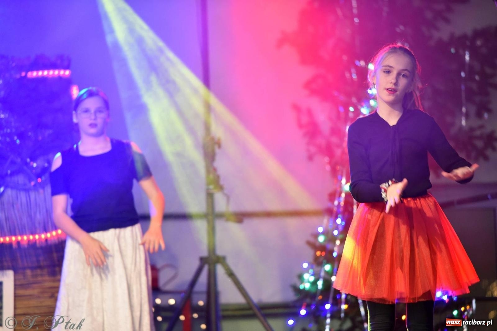 Zdjęcie w galerii na portalu naszraciborz.pl: Tańce, śpiewy i smakołyki. Pietrowicki kiermasz bożonarodzeniowy [FOTO i WIDEO] wiadomości z regionu