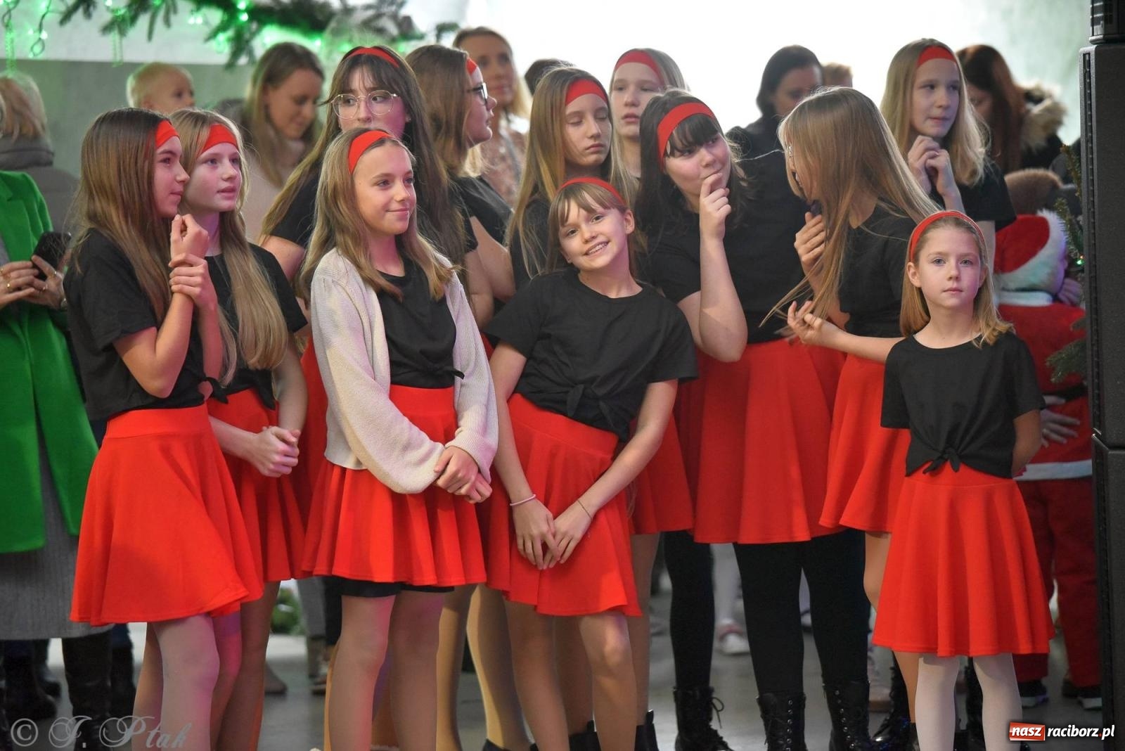 Zdjęcie w galerii na portalu naszraciborz.pl: Tańce, śpiewy i smakołyki. Pietrowicki kiermasz bożonarodzeniowy [FOTO i WIDEO] wiadomości z regionu