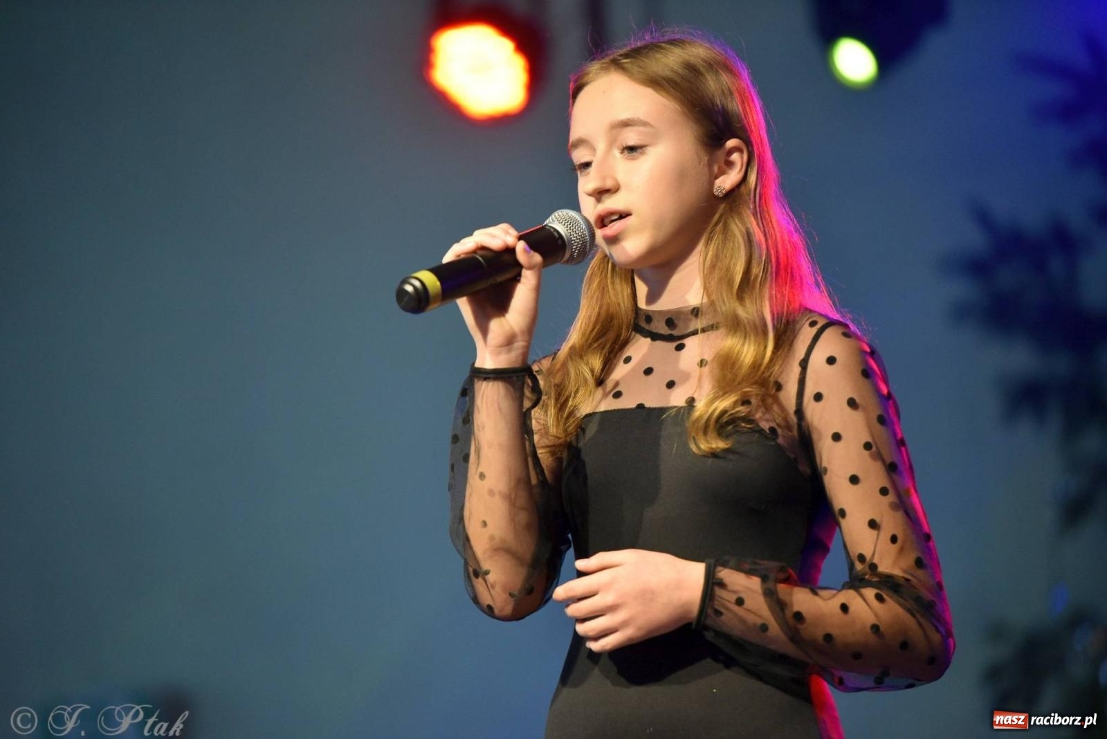 Zdjęcie w galerii na portalu naszraciborz.pl: Tańce, śpiewy i smakołyki. Pietrowicki kiermasz bożonarodzeniowy [FOTO i WIDEO] wiadomości z regionu