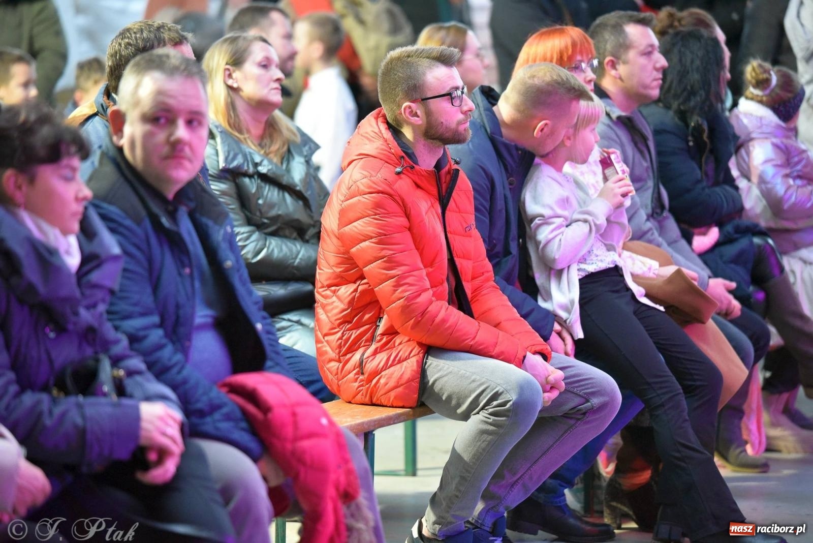 Zdjęcie w galerii na portalu naszraciborz.pl: Tańce, śpiewy i smakołyki. Pietrowicki kiermasz bożonarodzeniowy [FOTO i WIDEO] wiadomości z regionu