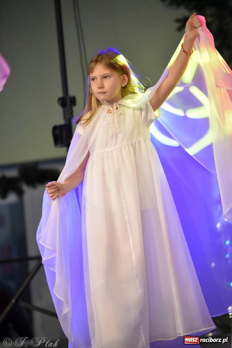 Zdjęcie w galerii na portalu naszraciborz.pl: Tańce, śpiewy i smakołyki. Pietrowicki kiermasz bożonarodzeniowy [FOTO i WIDEO] wiadomości z regionu