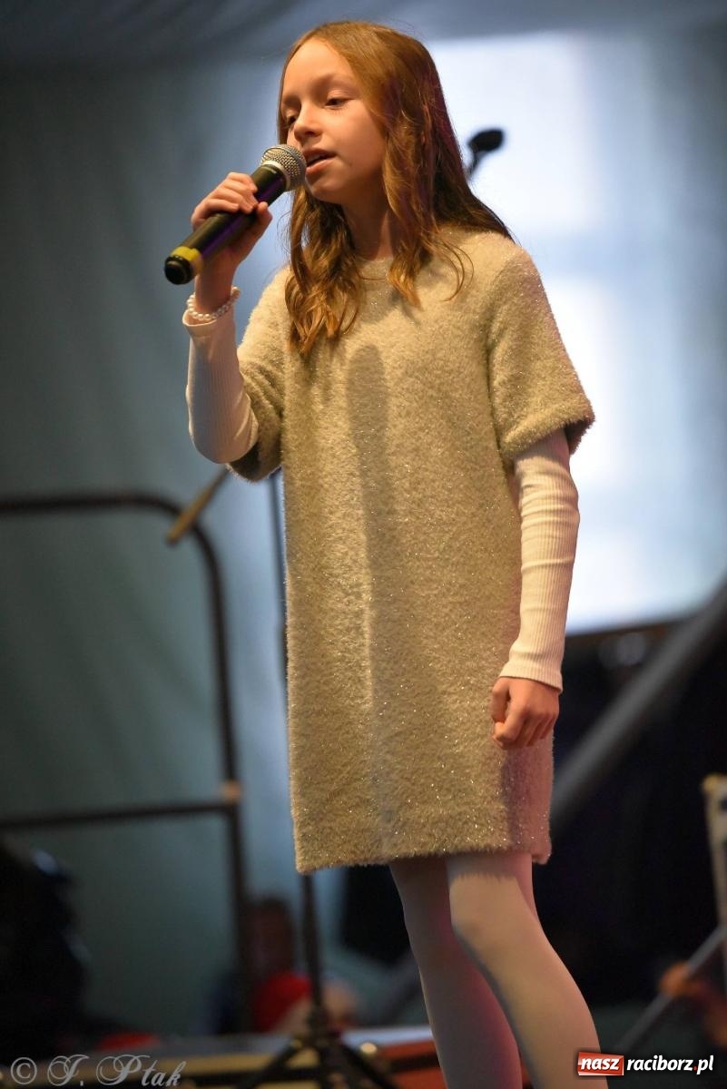 Zdjęcie w galerii na portalu naszraciborz.pl: Tańce, śpiewy i smakołyki. Pietrowicki kiermasz bożonarodzeniowy [FOTO i WIDEO] wiadomości z regionu