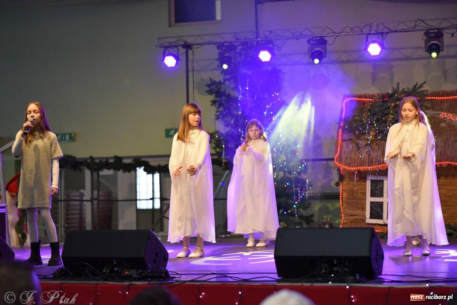 Zdjęcie w galerii na portalu naszraciborz.pl: Tańce, śpiewy i smakołyki. Pietrowicki kiermasz bożonarodzeniowy [FOTO i WIDEO] wiadomości z regionu