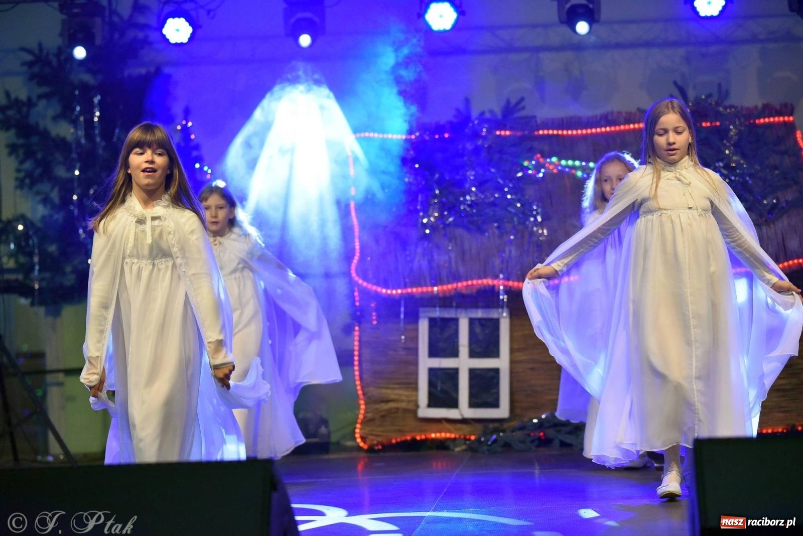 Zdjęcie w galerii na portalu naszraciborz.pl: Tańce, śpiewy i smakołyki. Pietrowicki kiermasz bożonarodzeniowy [FOTO i WIDEO] wiadomości z regionu