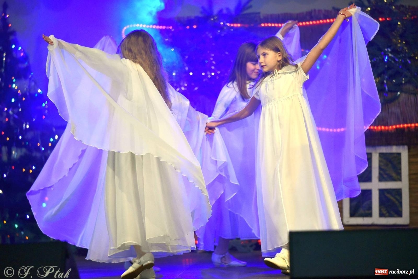 Zdjęcie w galerii na portalu naszraciborz.pl: Tańce, śpiewy i smakołyki. Pietrowicki kiermasz bożonarodzeniowy [FOTO i WIDEO] wiadomości z regionu