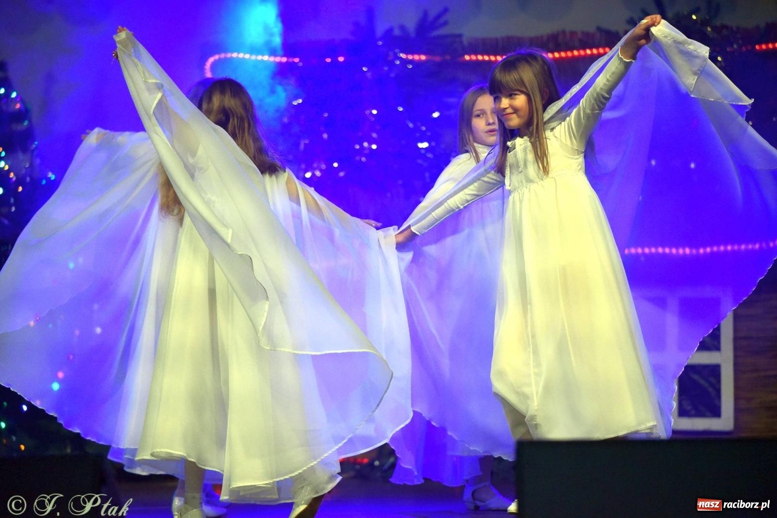 Zdjęcie w galerii na portalu naszraciborz.pl: Tańce, śpiewy i smakołyki. Pietrowicki kiermasz bożonarodzeniowy [FOTO i WIDEO] wiadomości z regionu